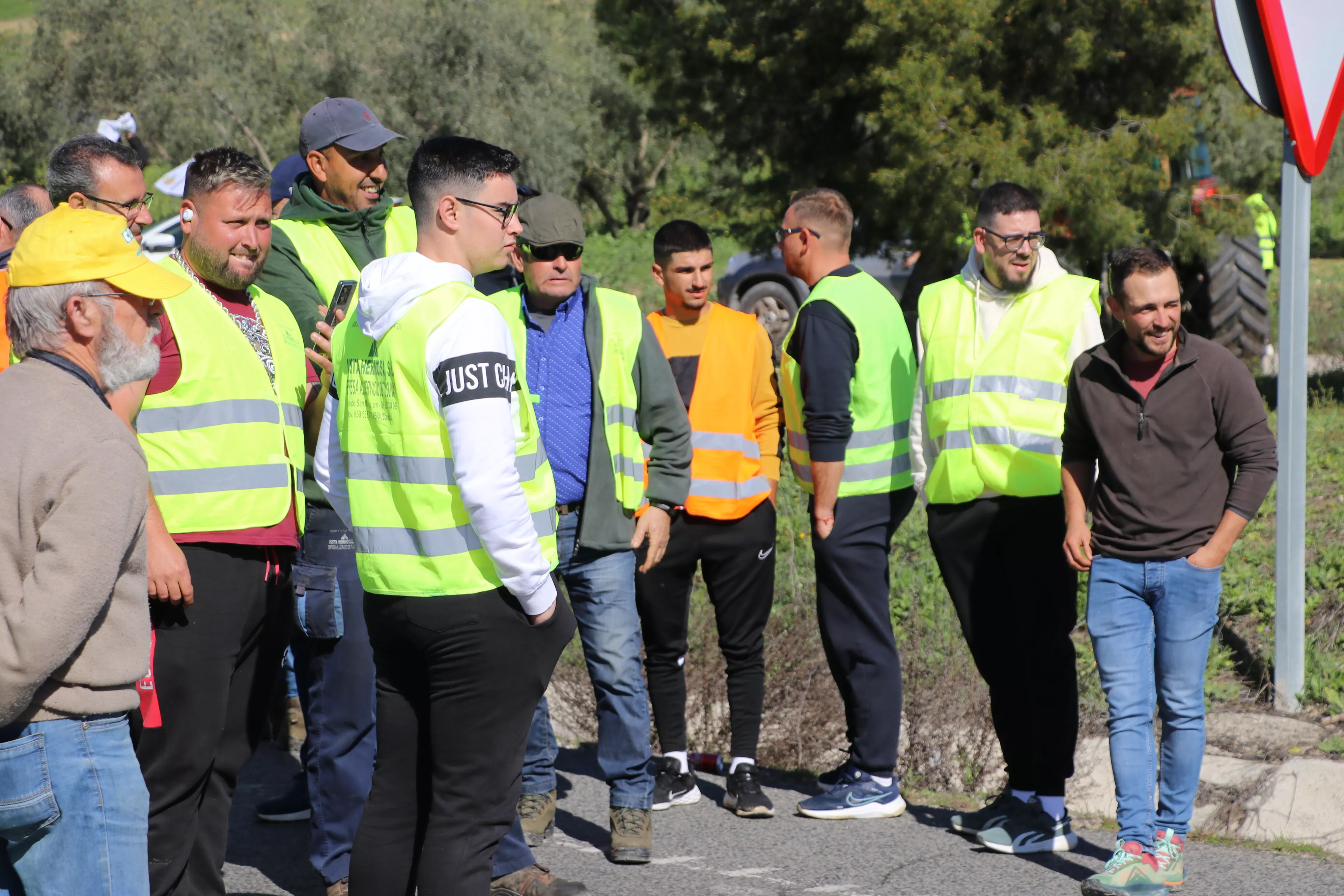 Los agricultores cortan la A45 en Lucena