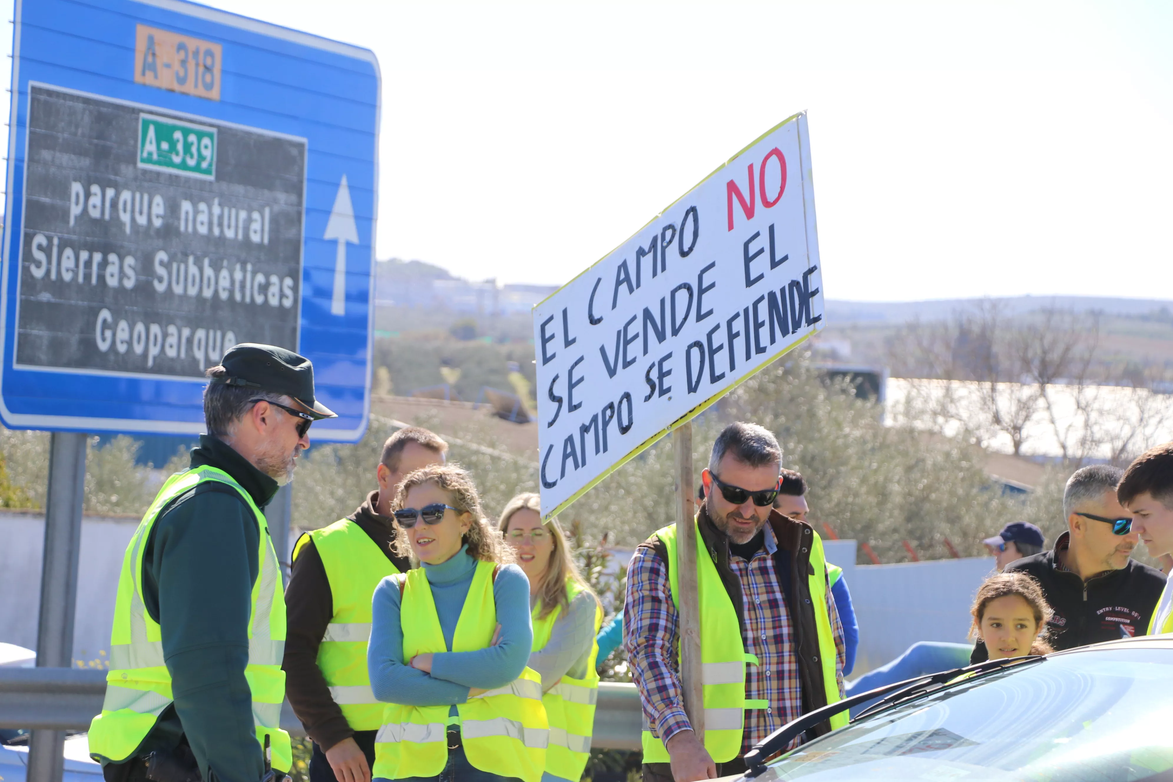 Los agricultores cortan la A45 en Lucena