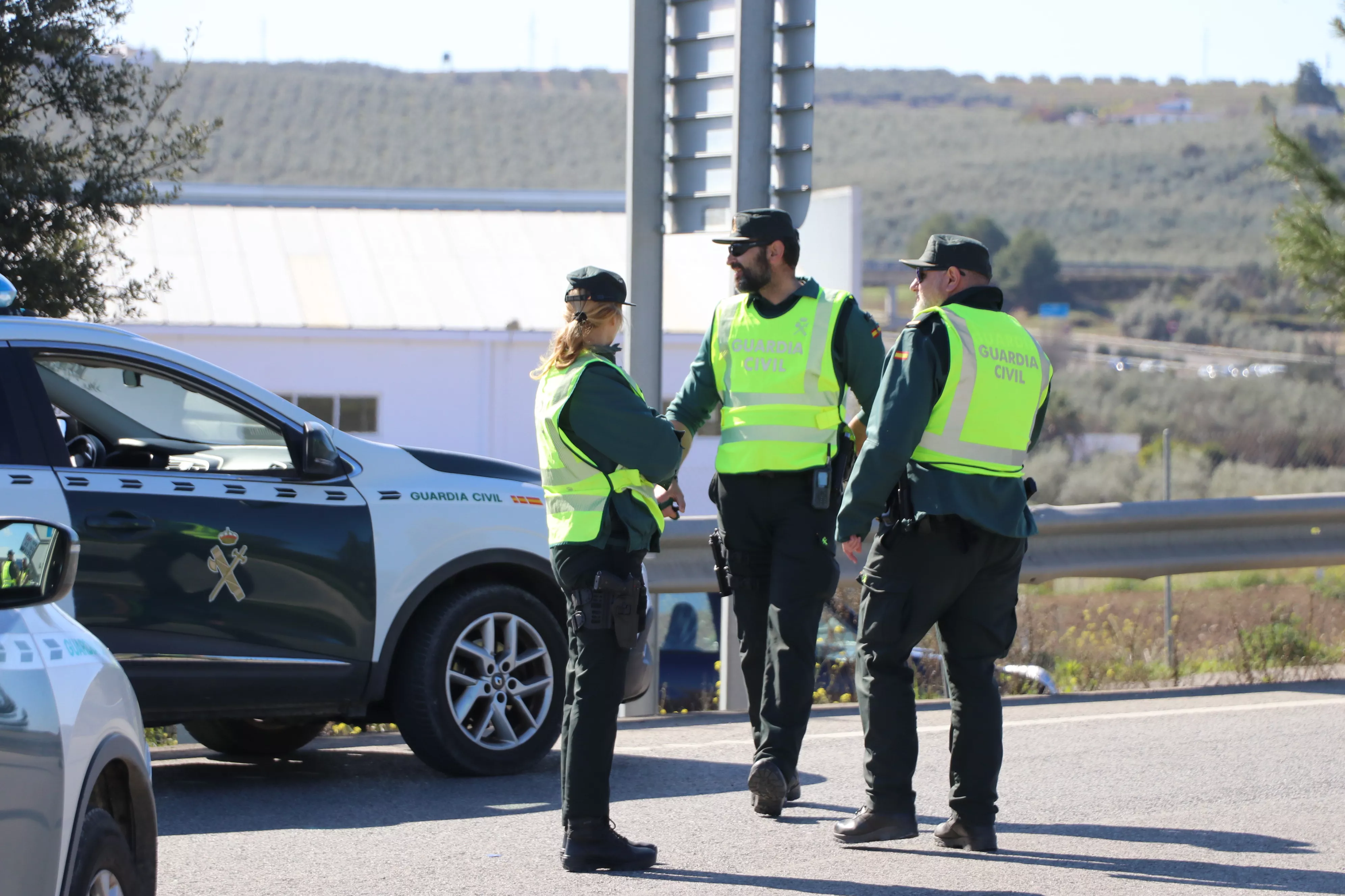 Los agricultores cortan la A45 en Lucena