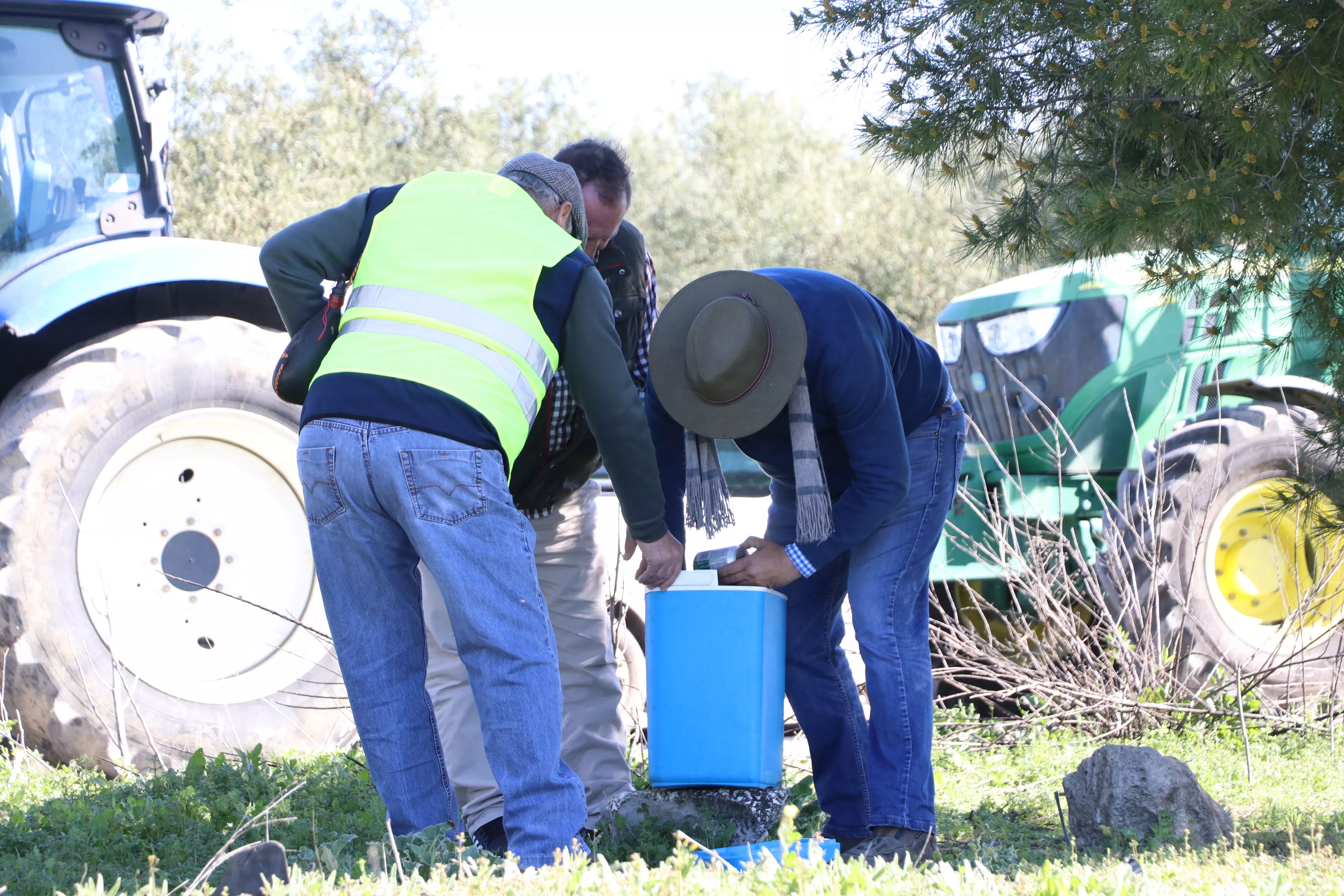 Los agricultores cortan la A45 en Lucena