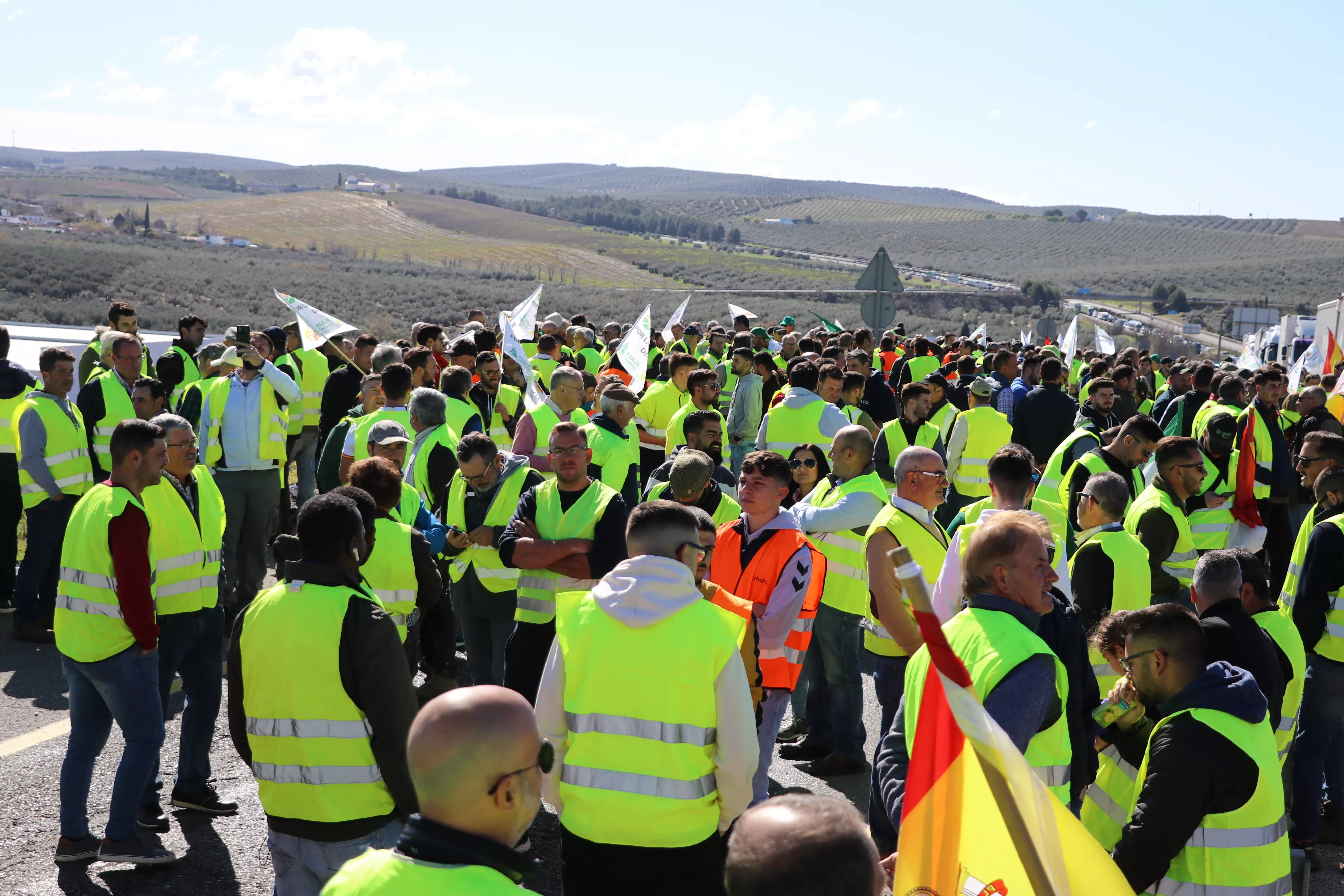 Los agricultores cortan la A45 en Lucena