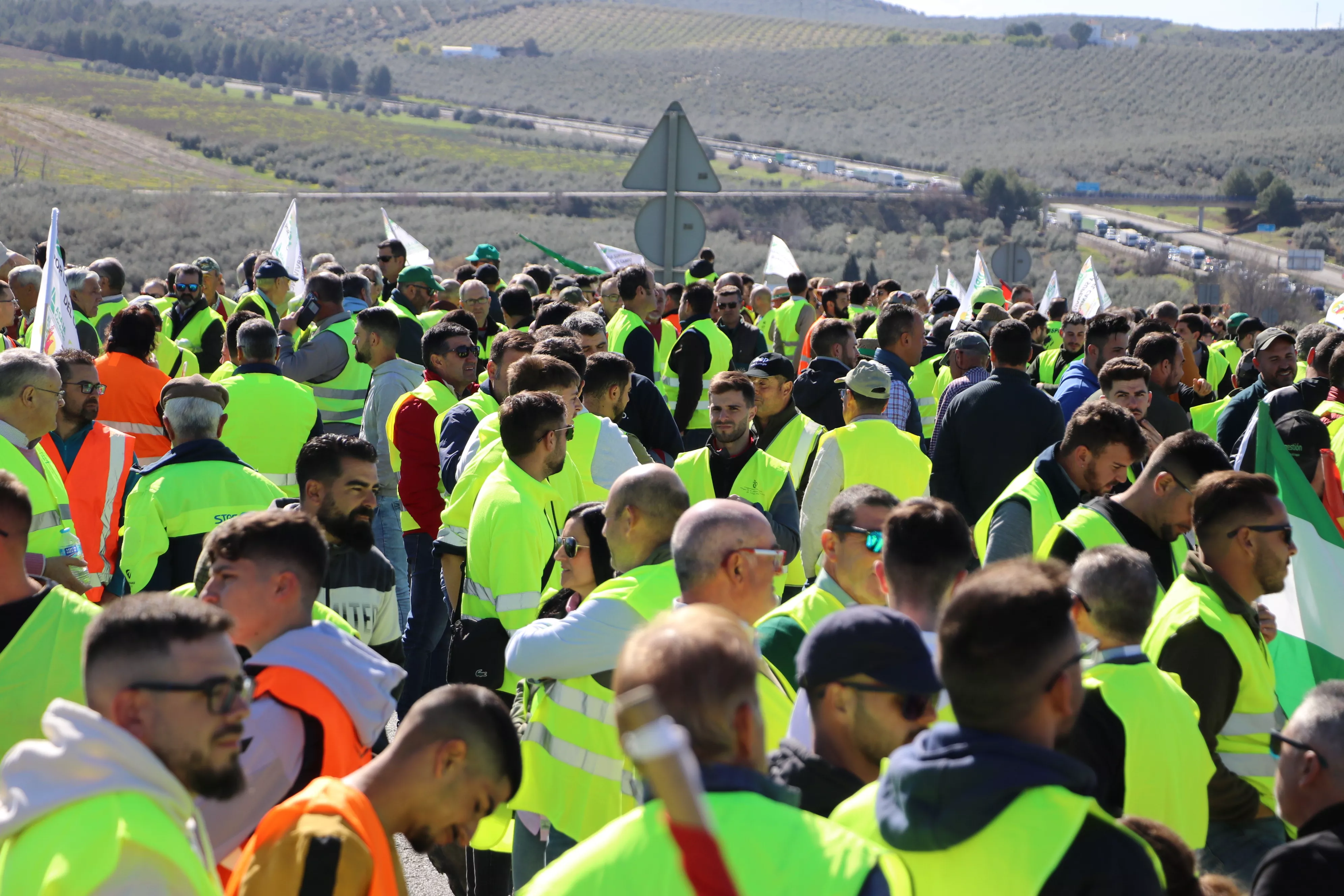 Los agricultores cortan la A45 en Lucena