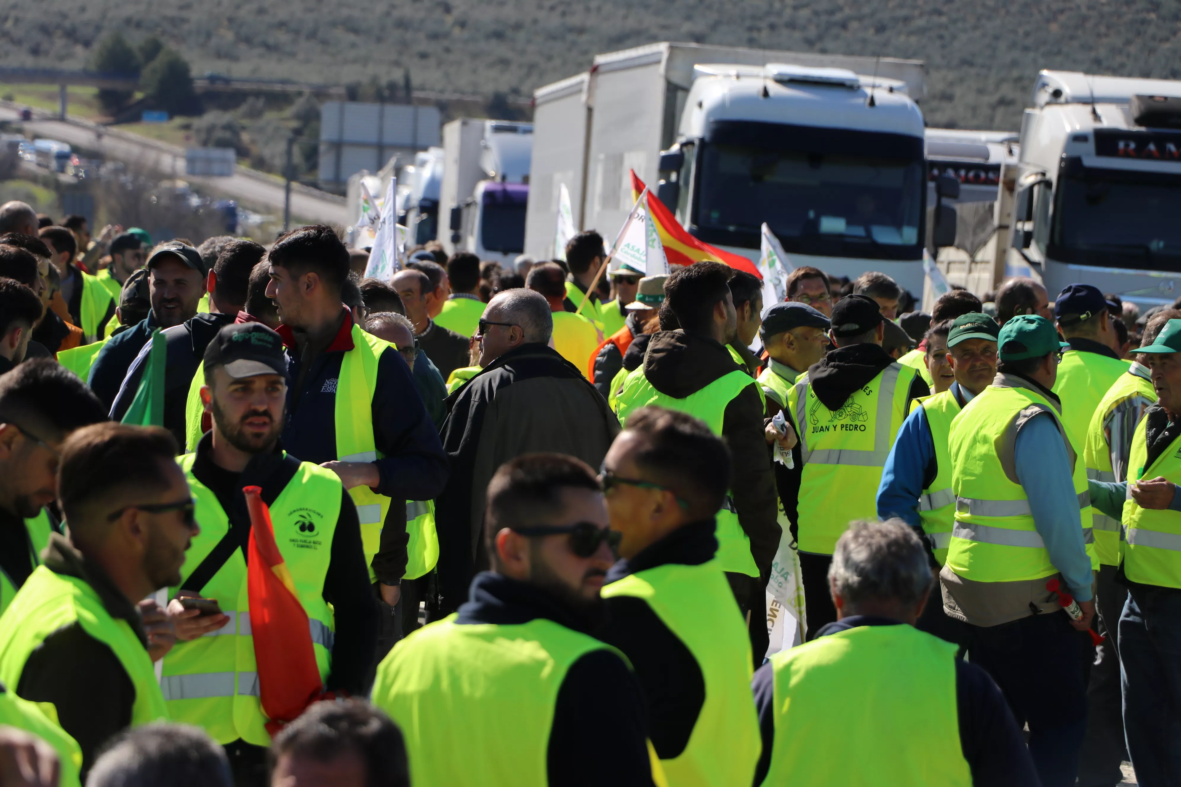 Los agricultores cortan la A45 en Lucena