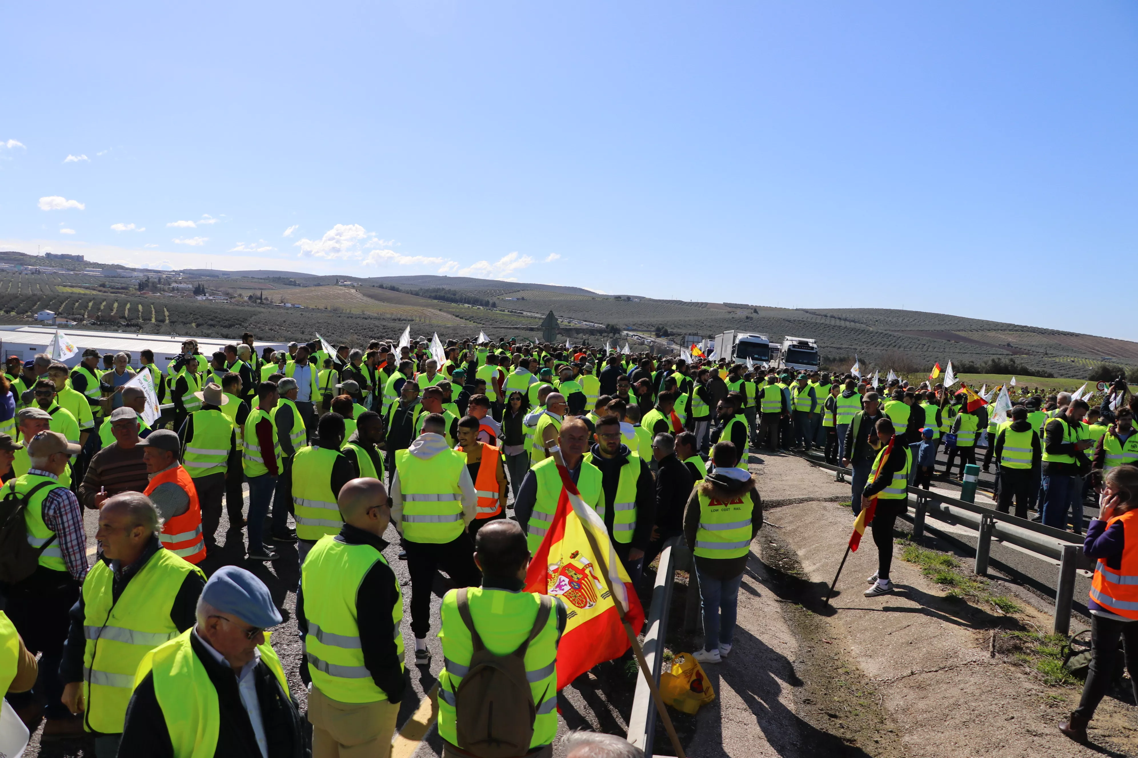 Los agricultores cortan la A45 en Lucena