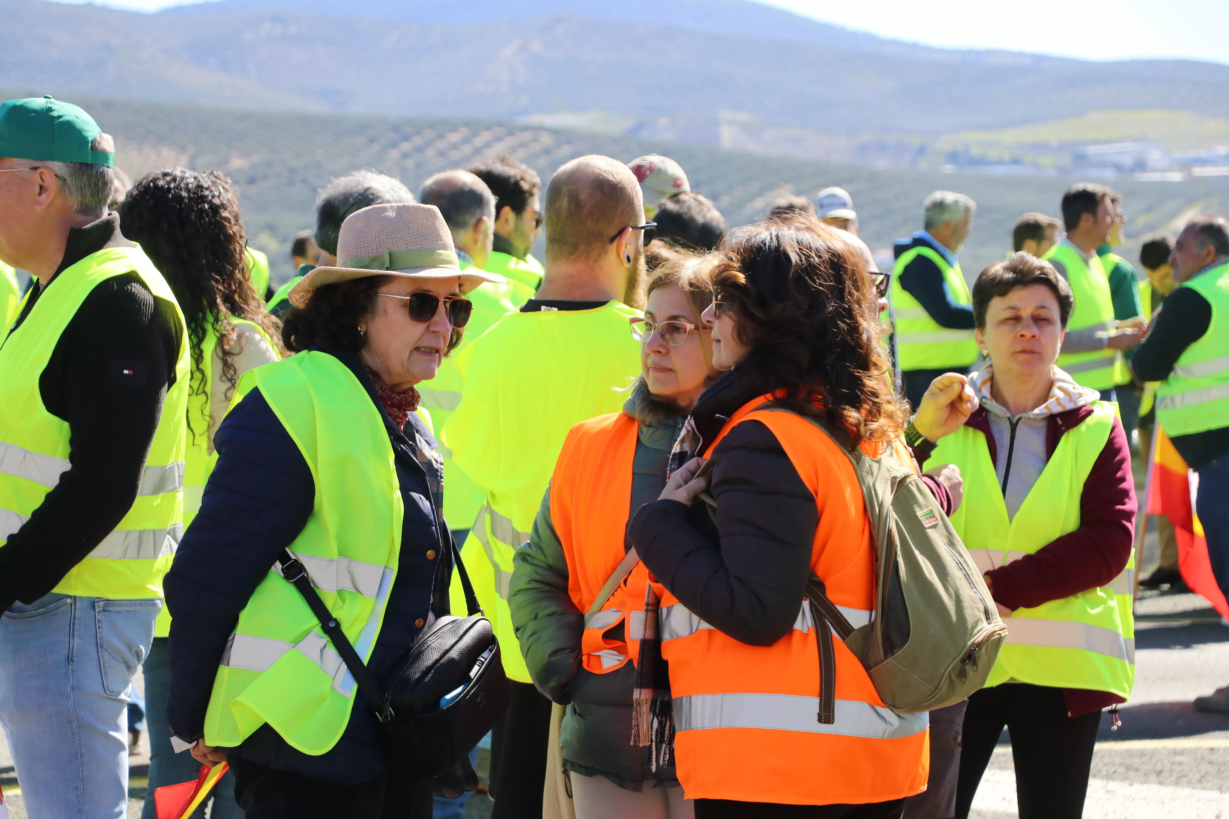 Los agricultores cortan la A45 en Lucena