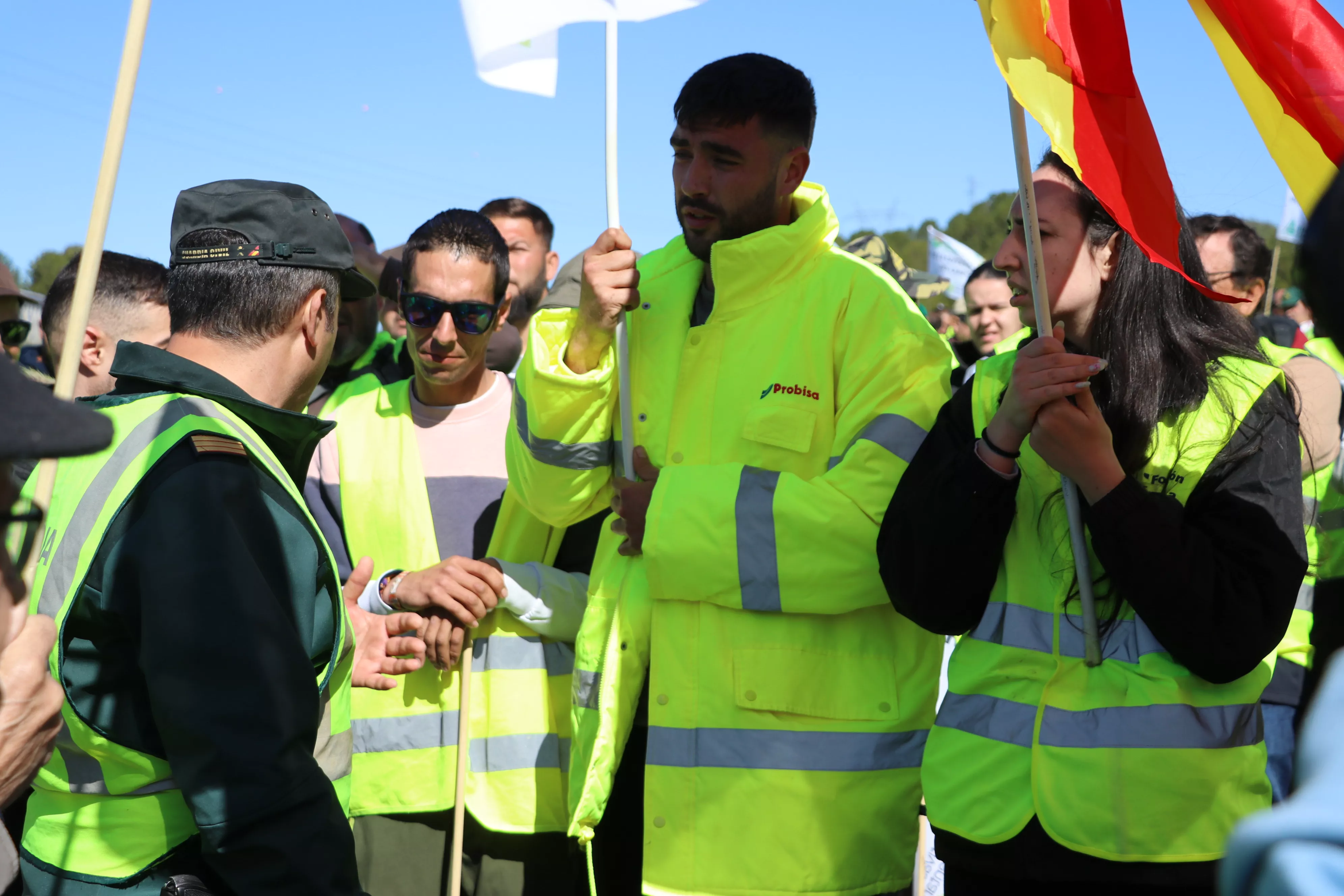 Los agricultores cortan la A45 en Lucena