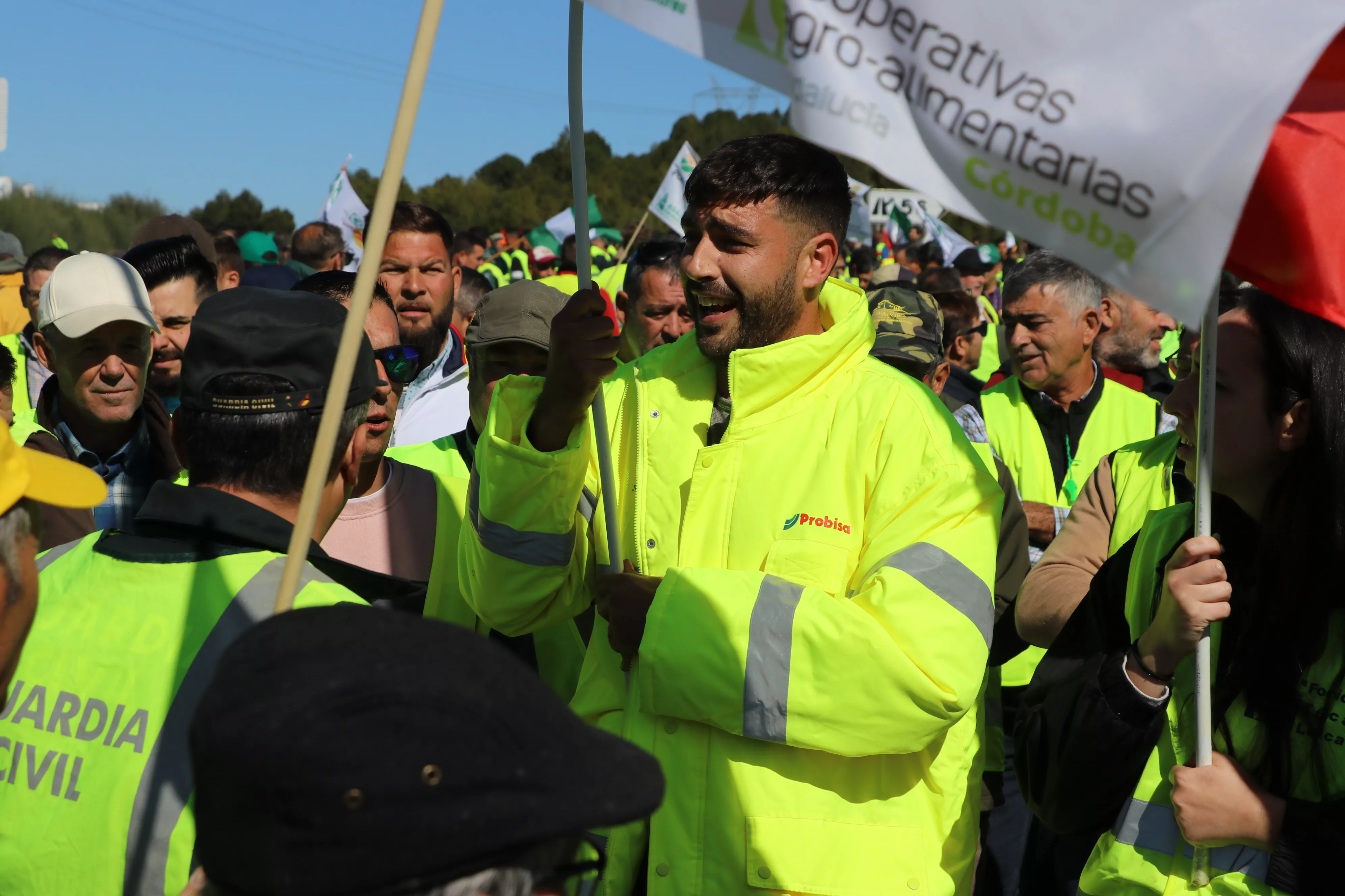 Los agricultores cortan la A45 en Lucena