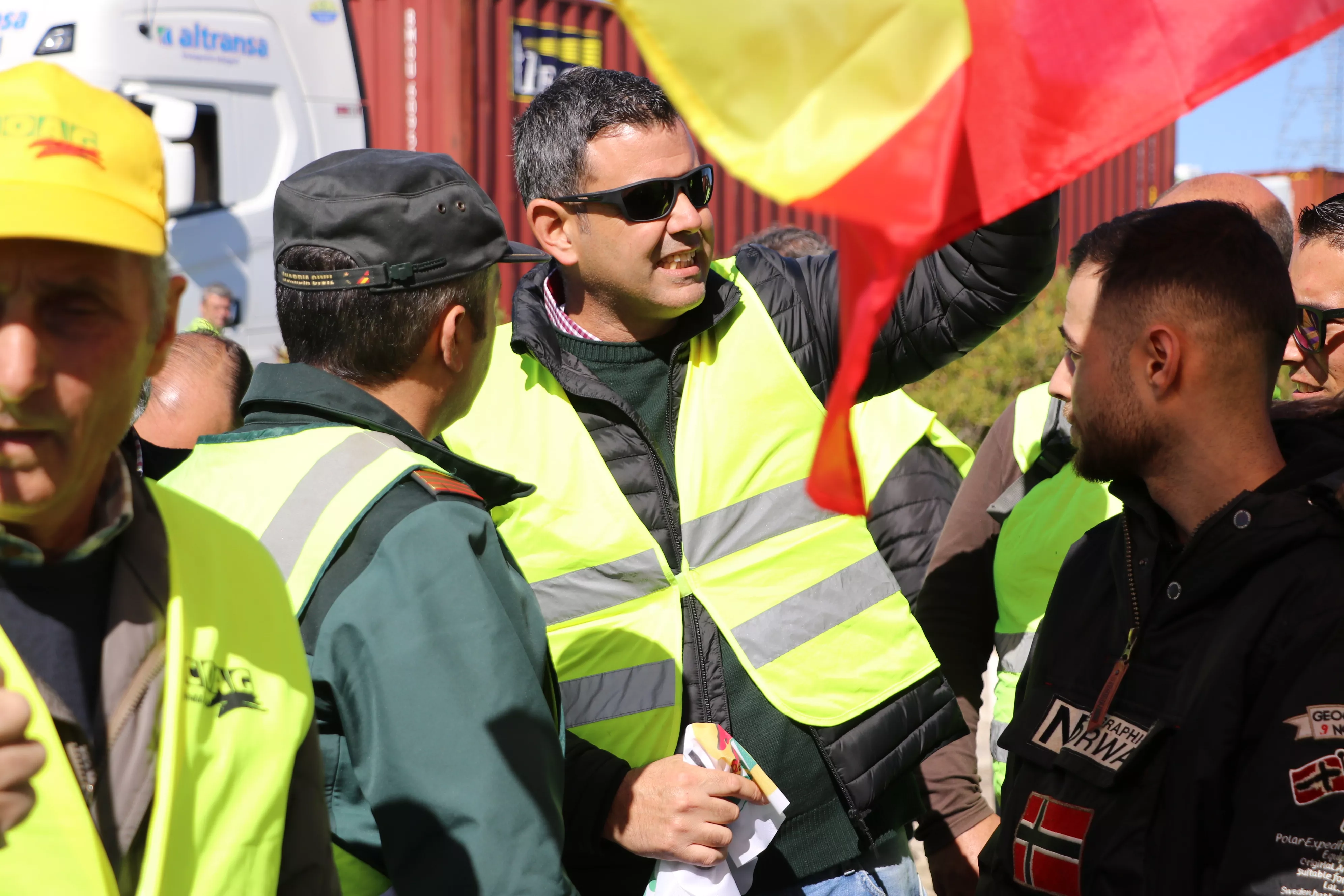 Los agricultores cortan la A45 en Lucena