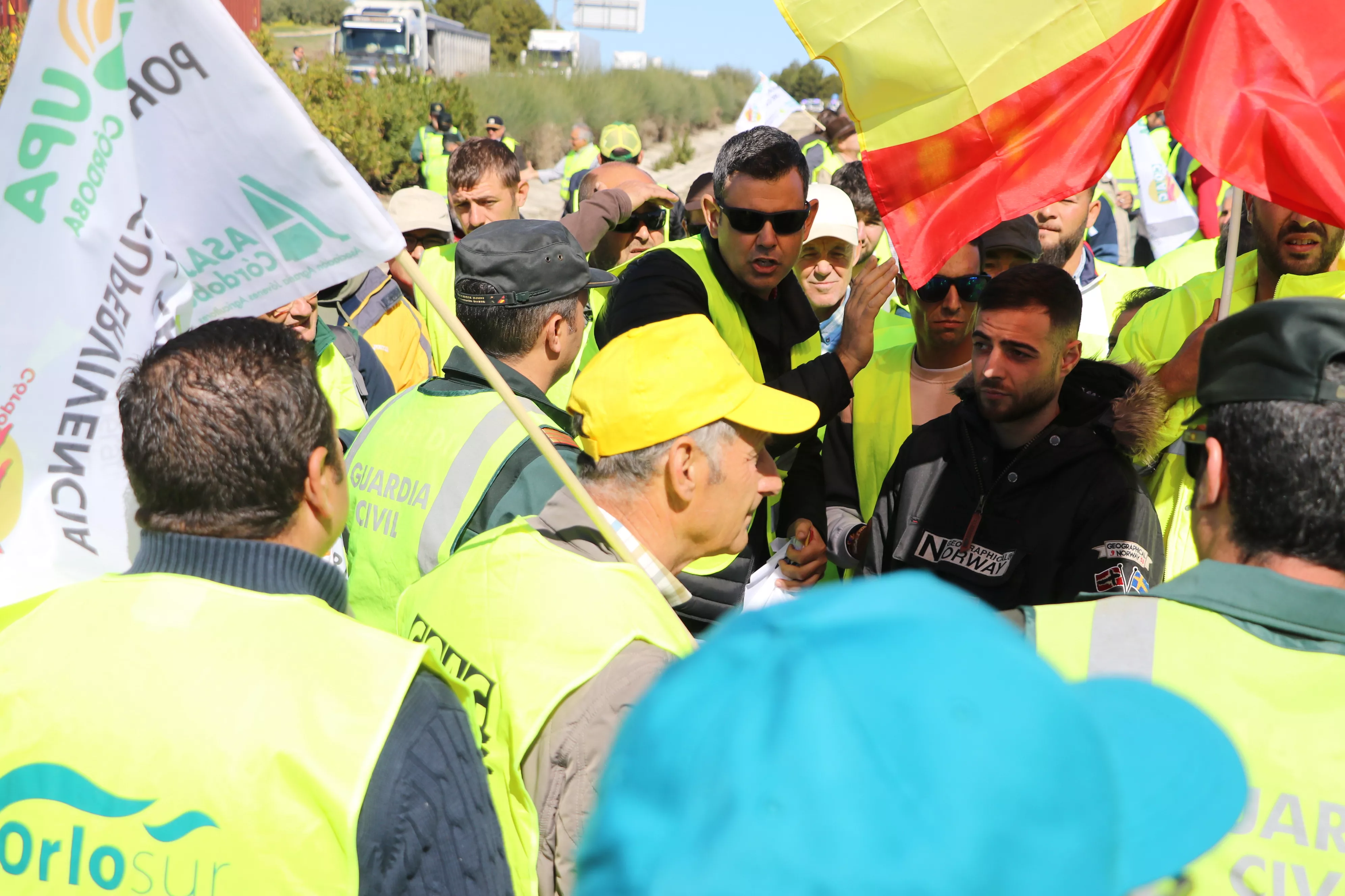 Los agricultores cortan la A45 en Lucena