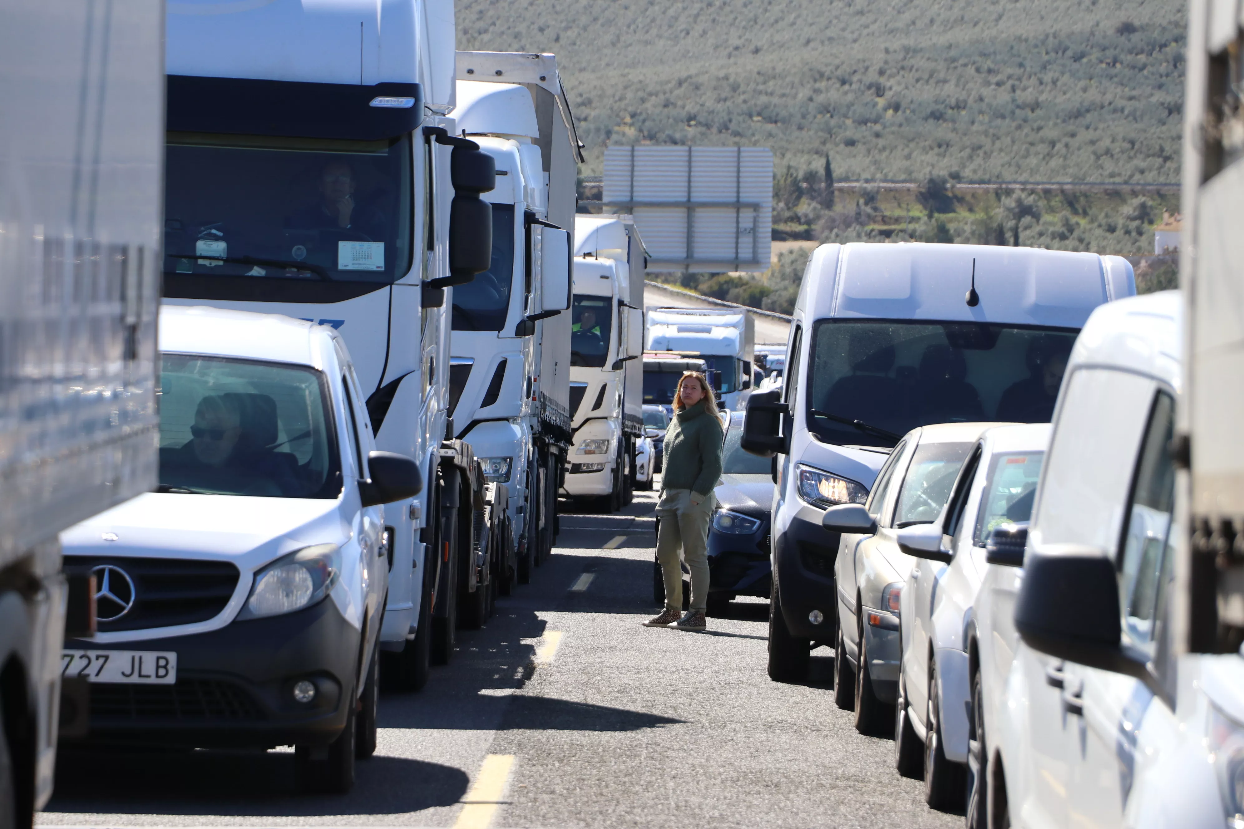 Los agricultores cortan la A45 en Lucena