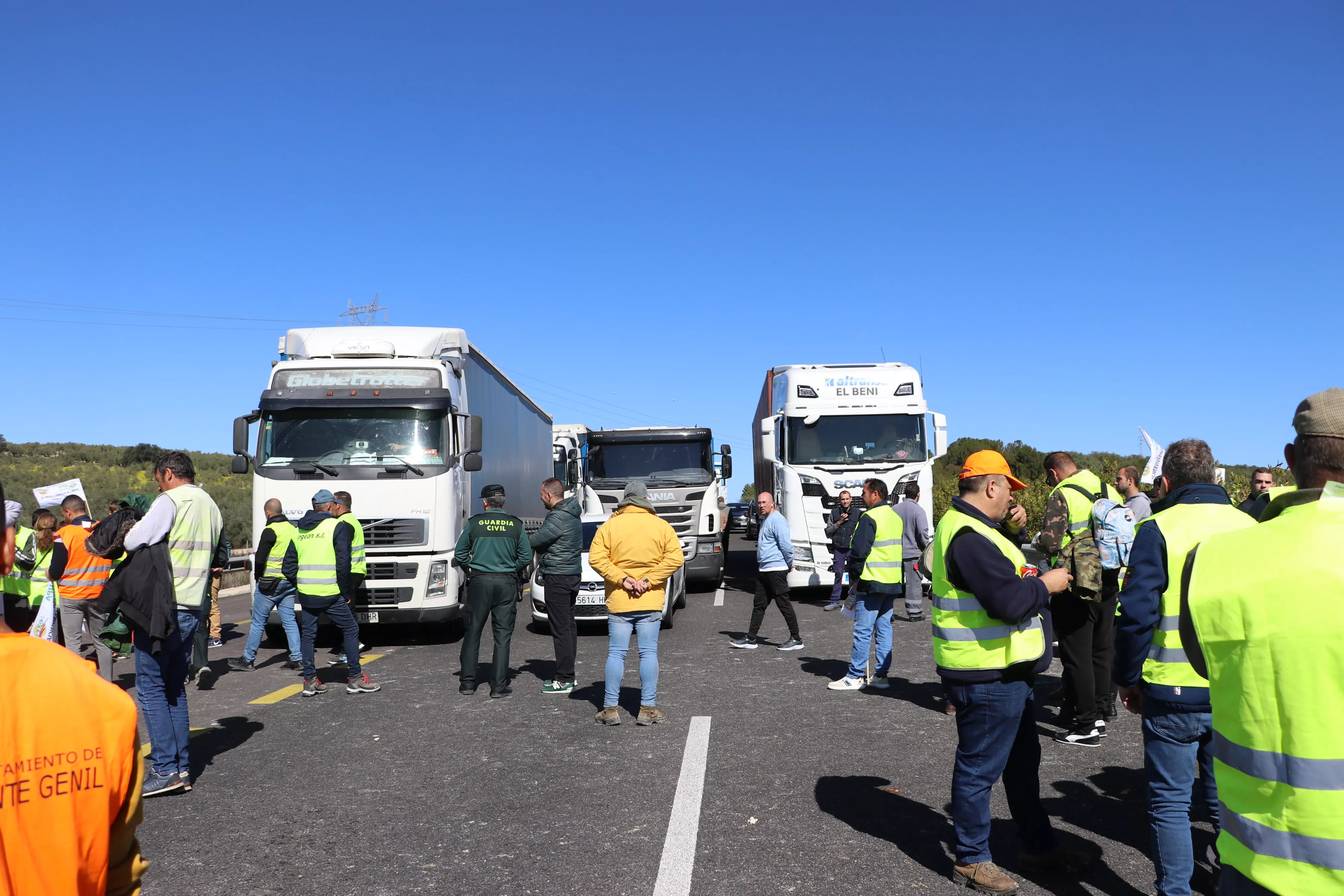 Los agricultores cortan la A45 en Lucena