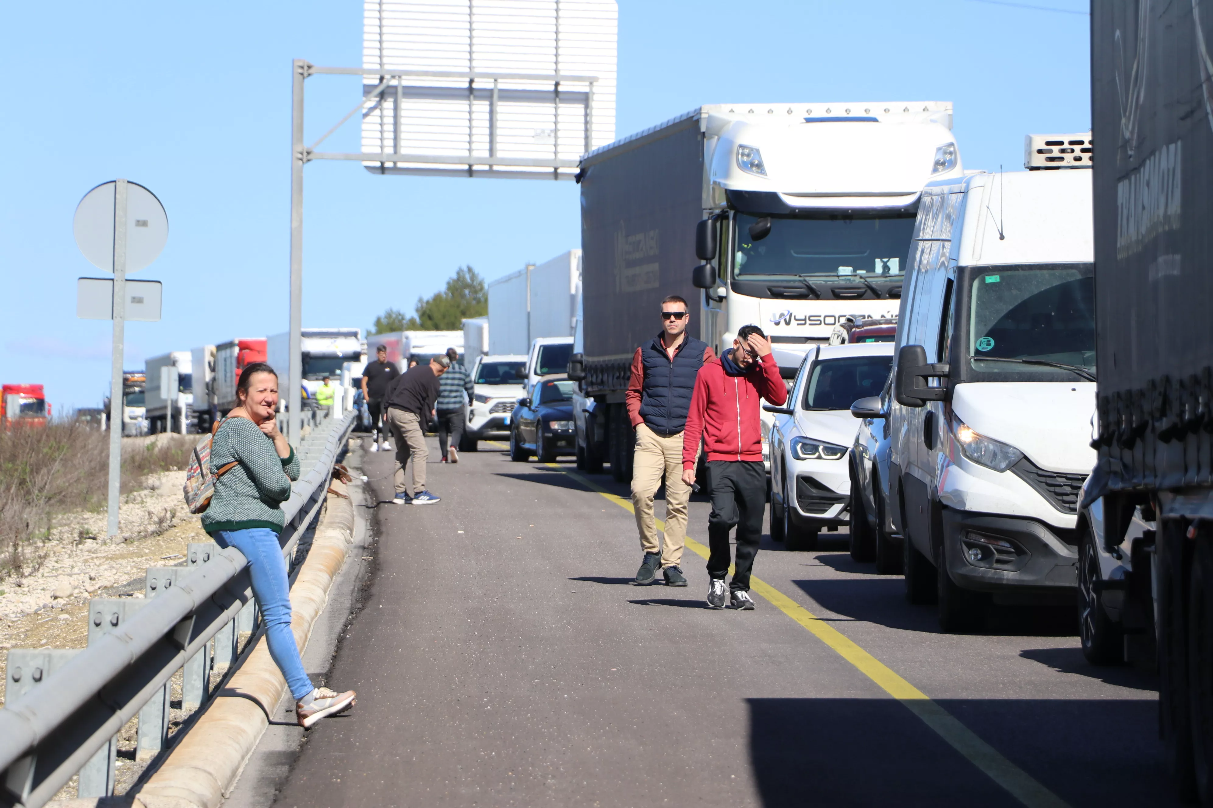 Los agricultores cortan la A45 en Lucena