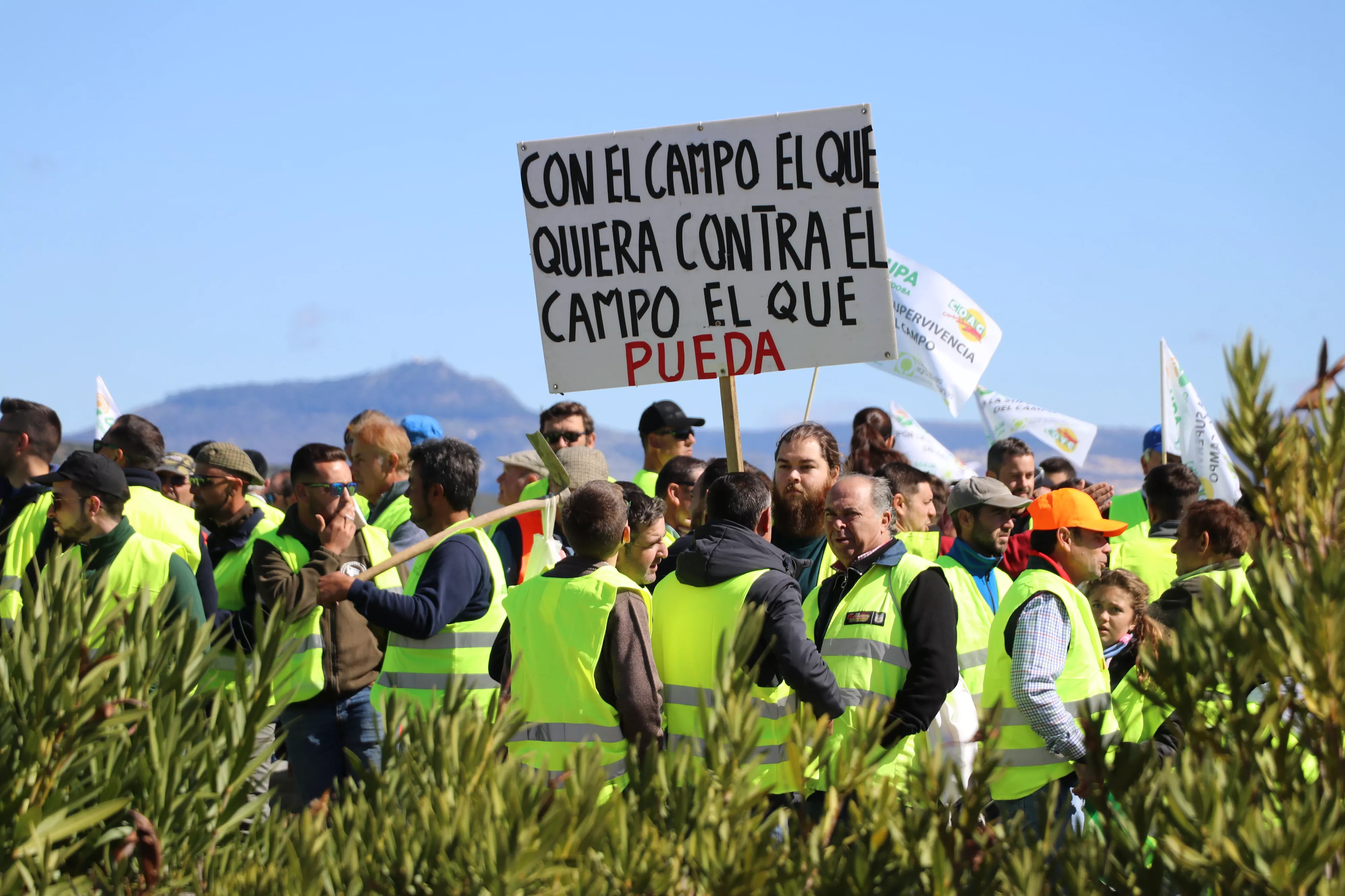 Los agricultores cortan la A45 en Lucena