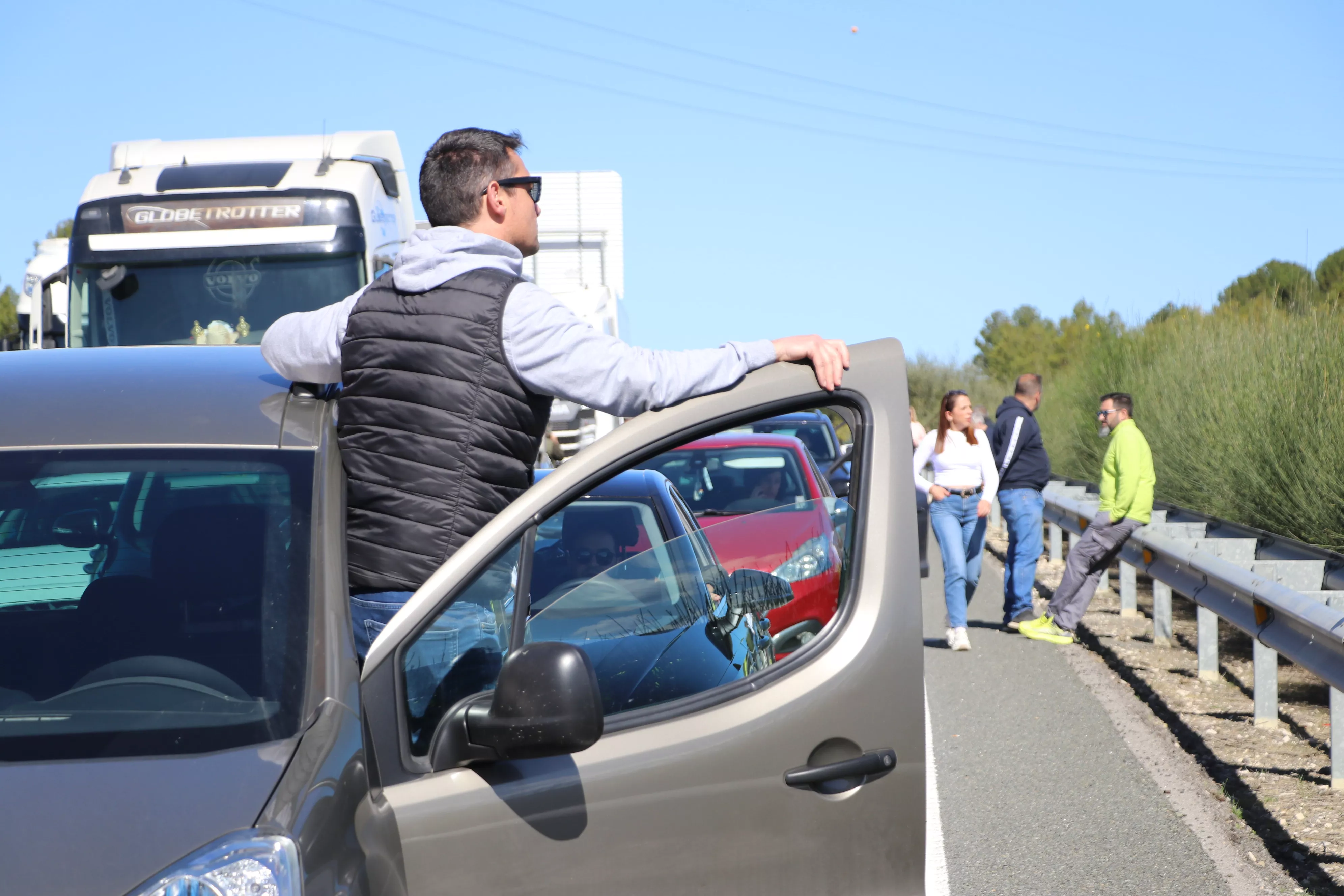 Los agricultores cortan la A45 en Lucena