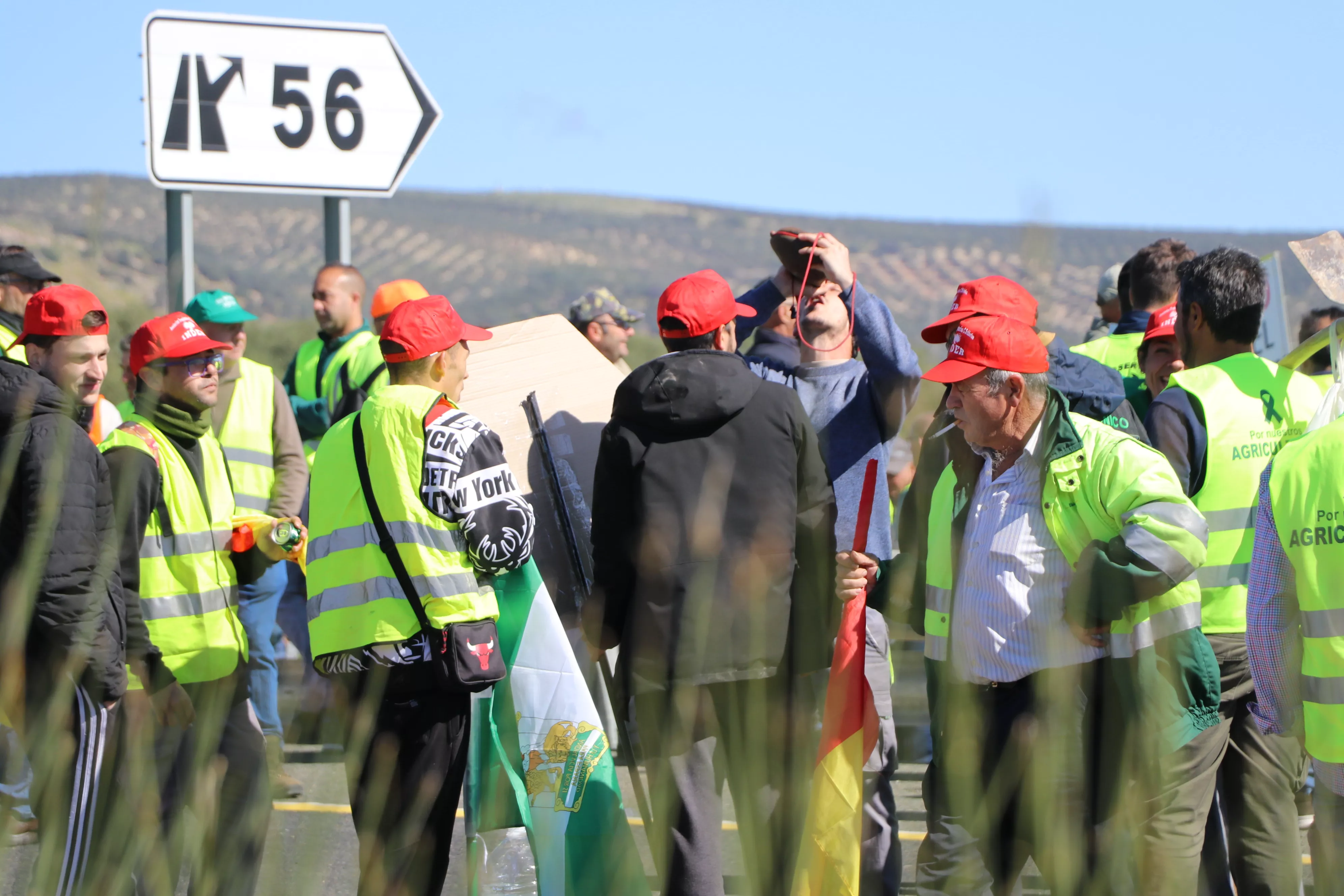 Los agricultores cortan la A45 en Lucena