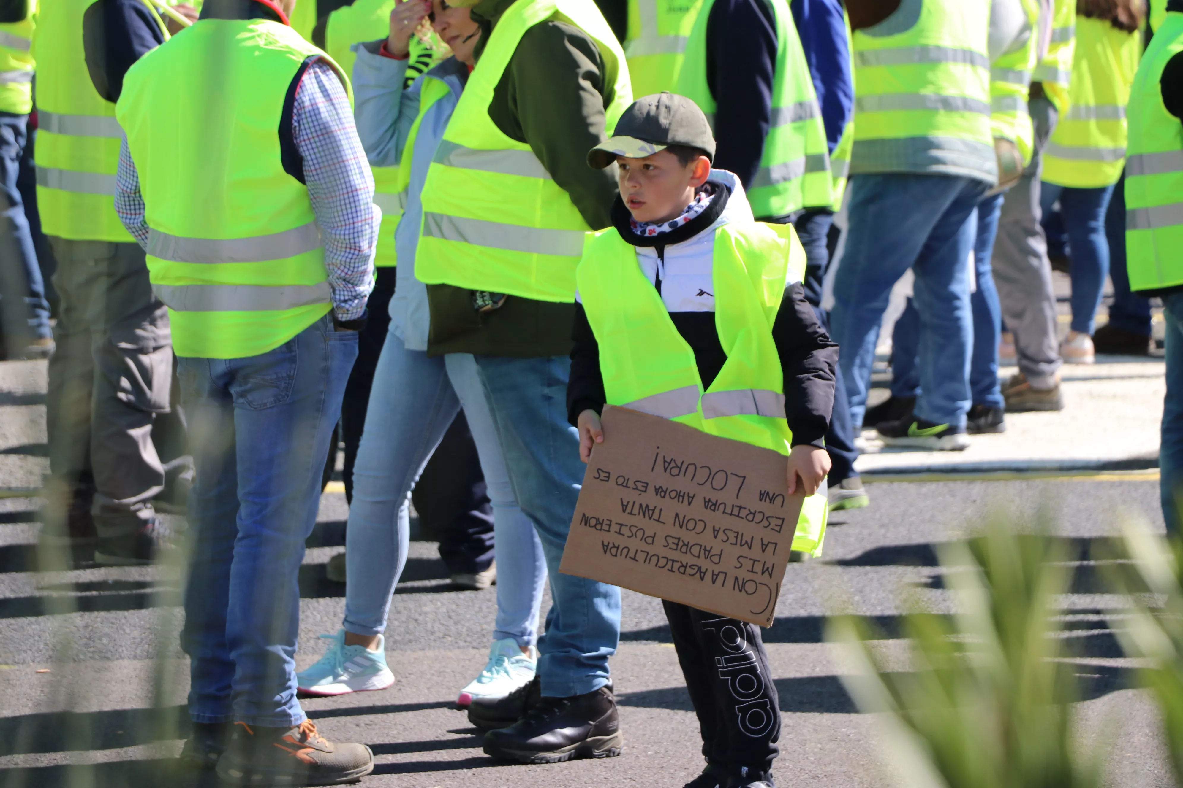 Los agricultores cortan la A45 en Lucena