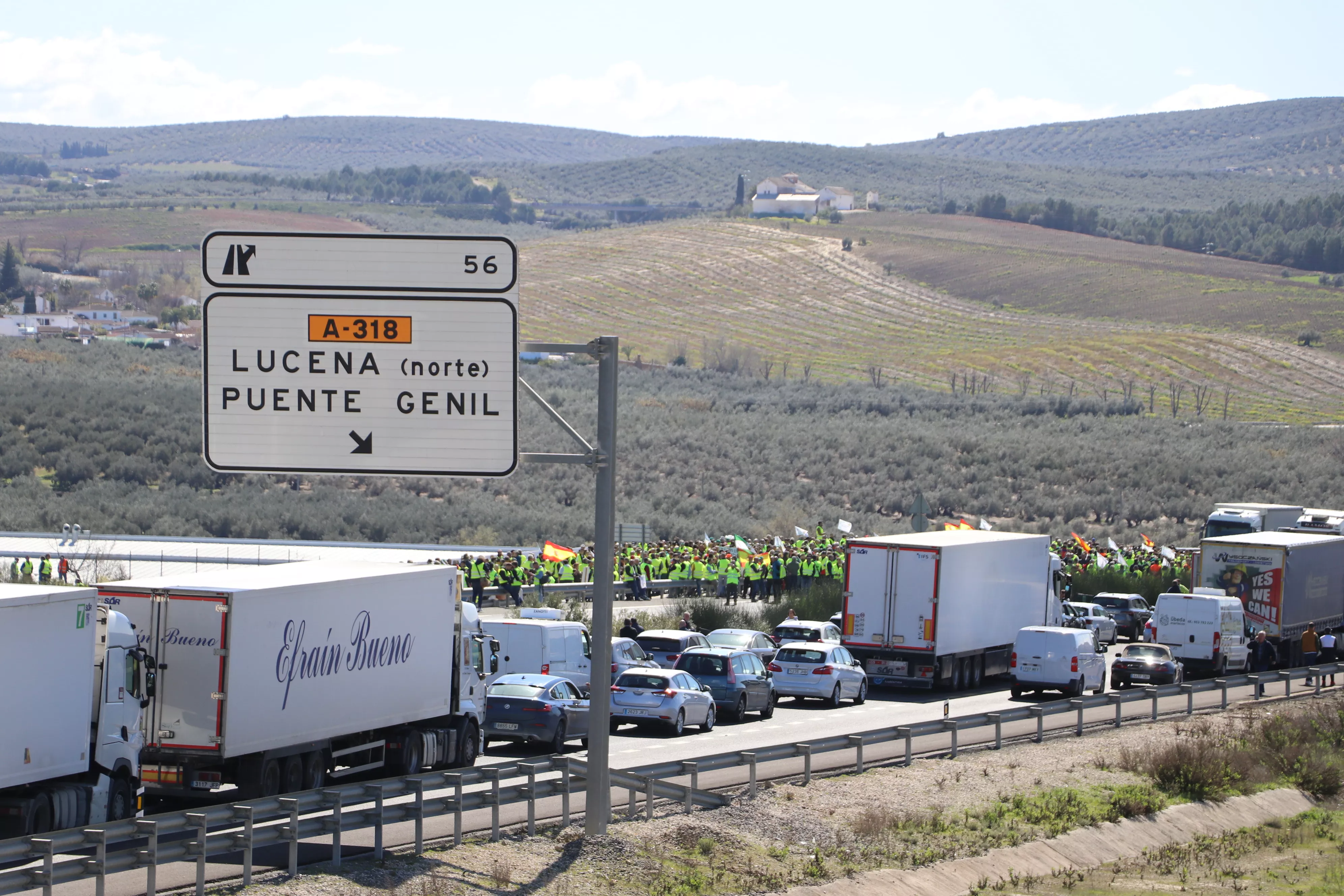 Los agricultores cortan la A45 en Lucena