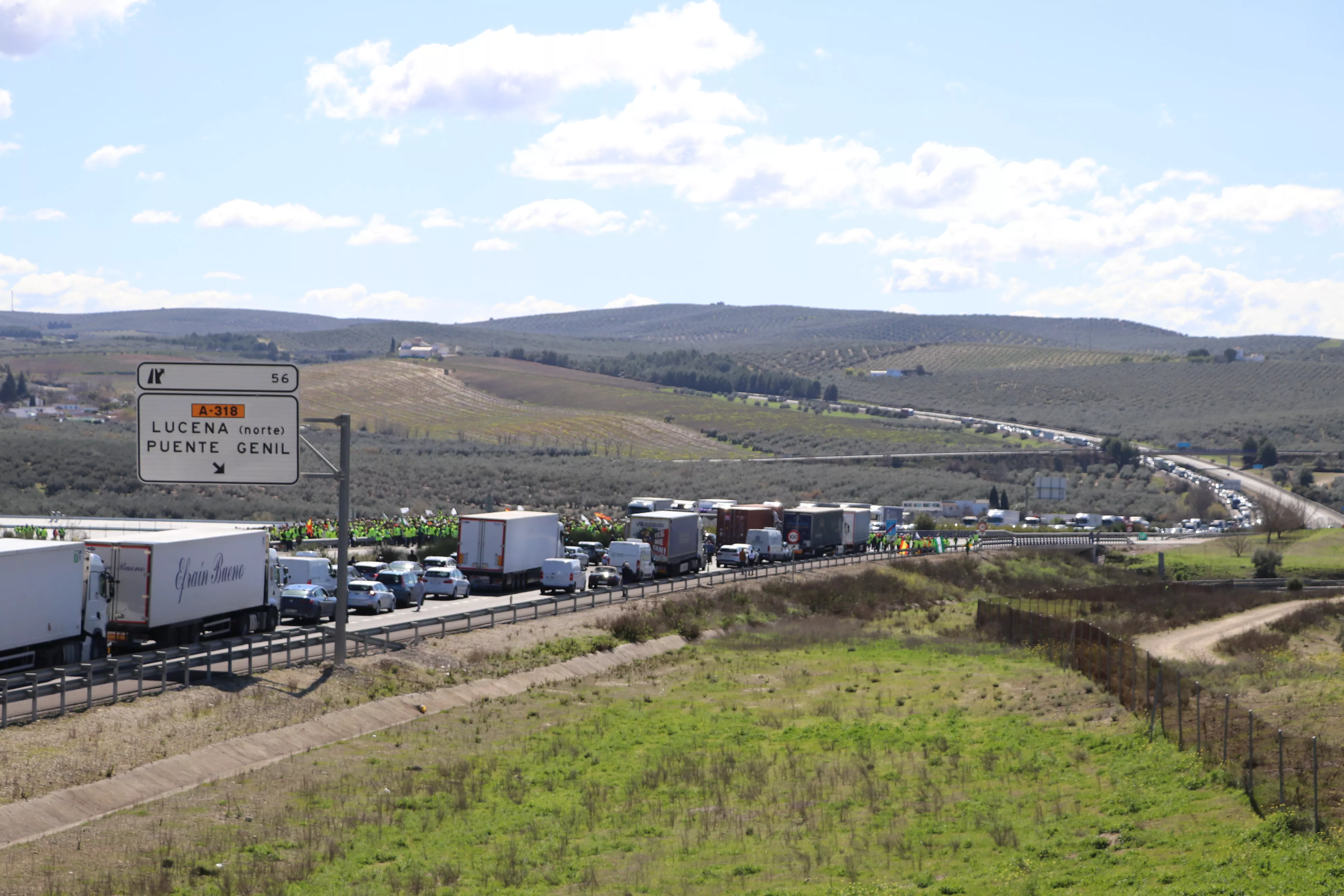 Los agricultores cortan la A45 en Lucena