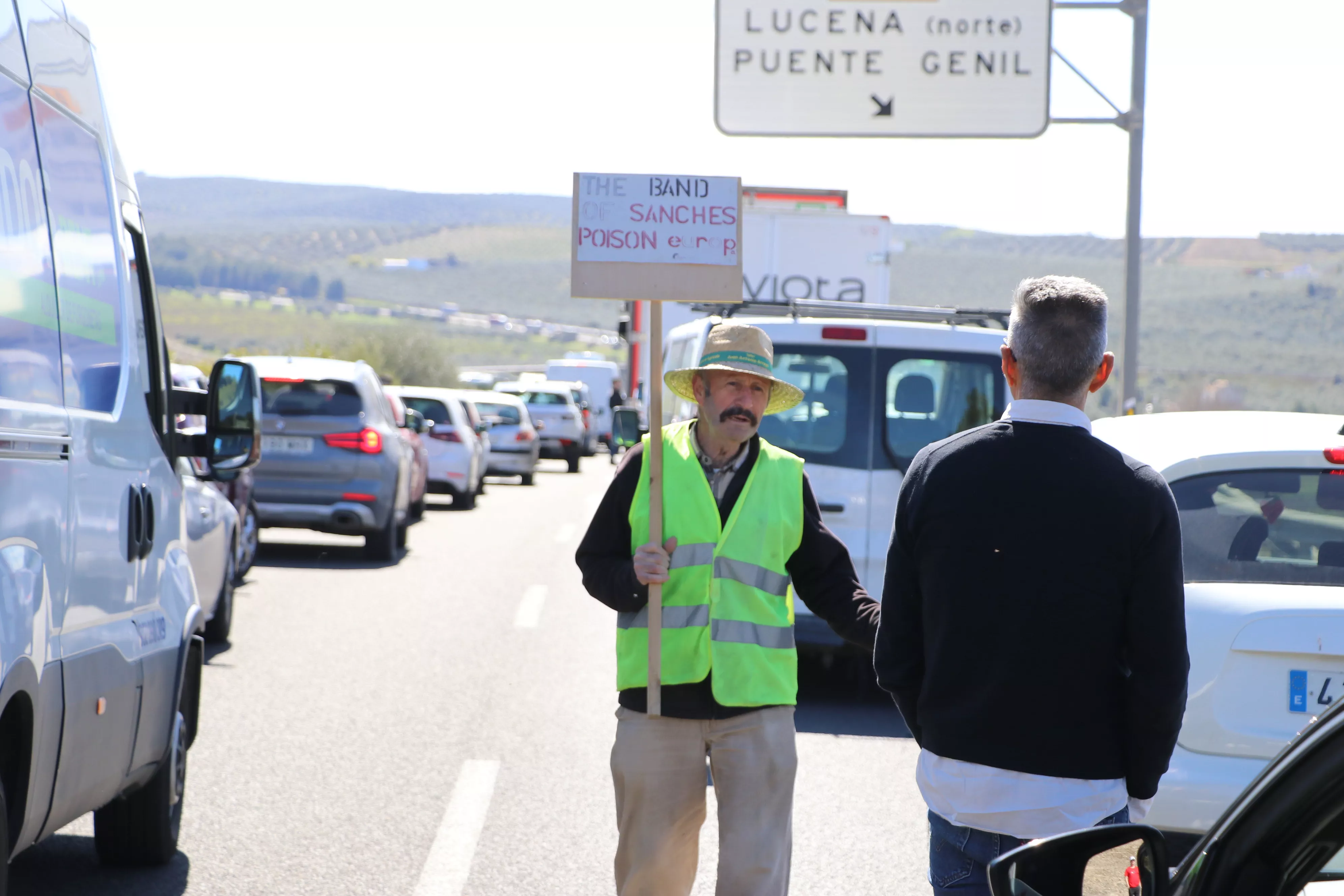 Los agricultores cortan la A45 en Lucena