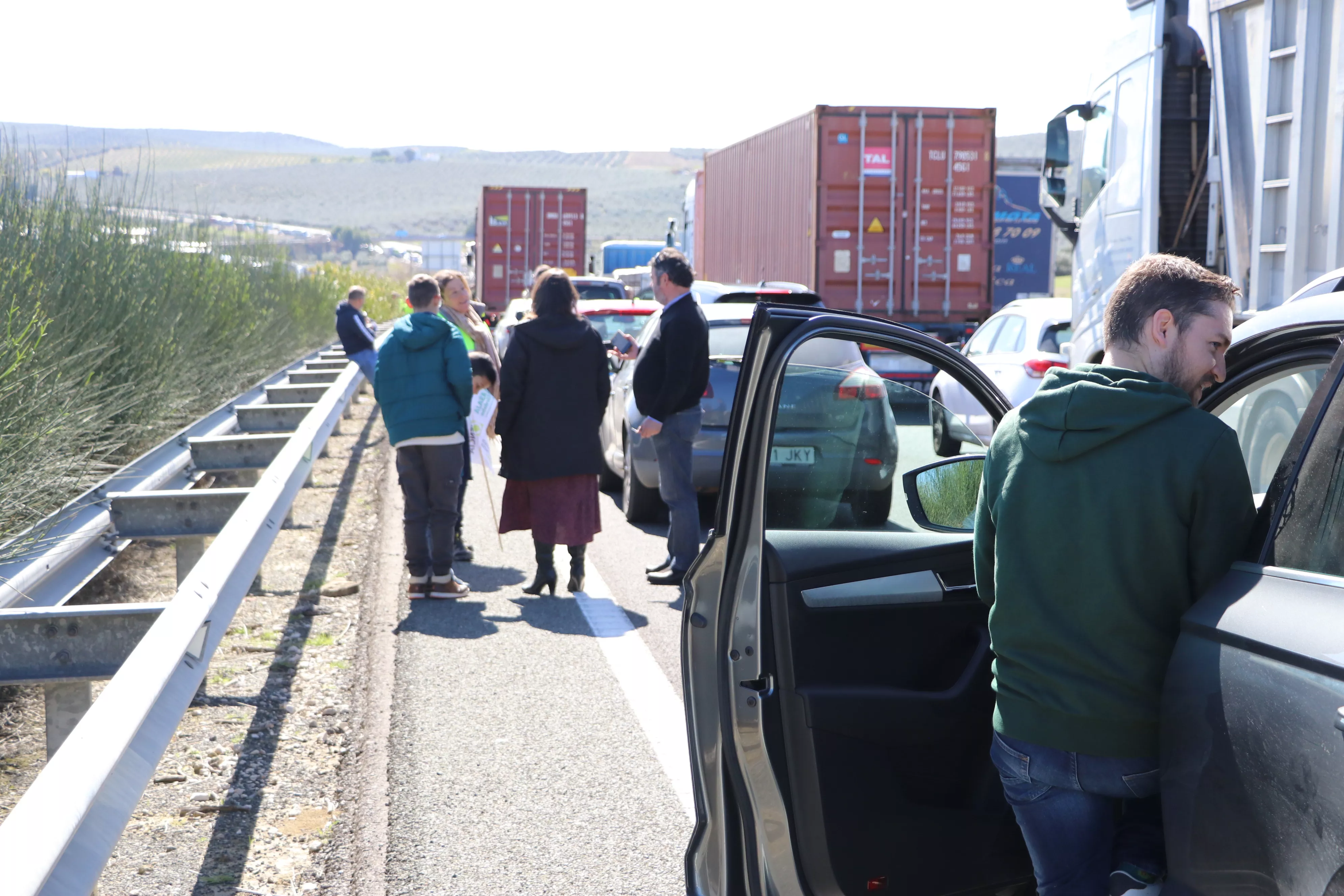 Los agricultores cortan la A45 en Lucena