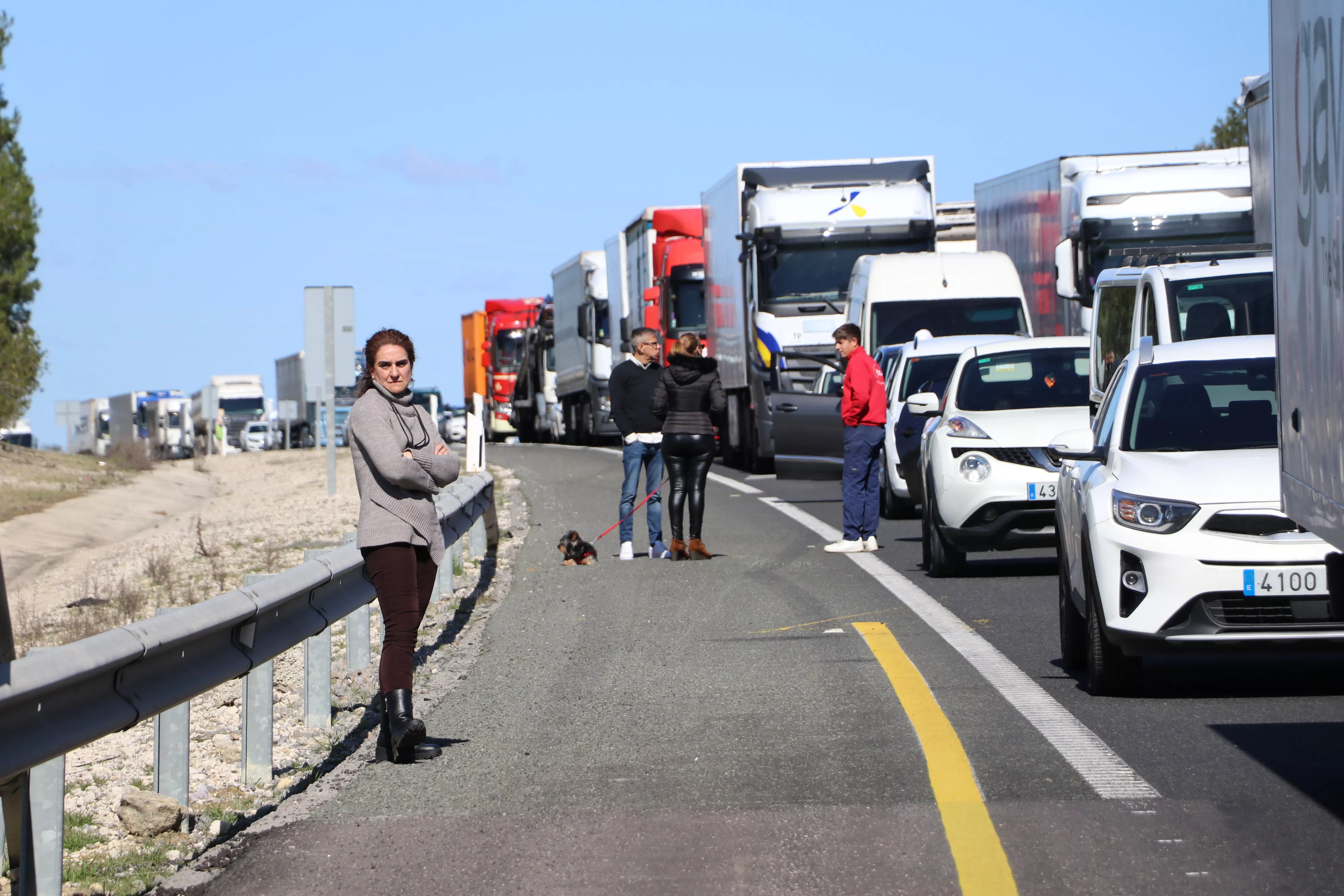 Los agricultores cortan la A45 en Lucena