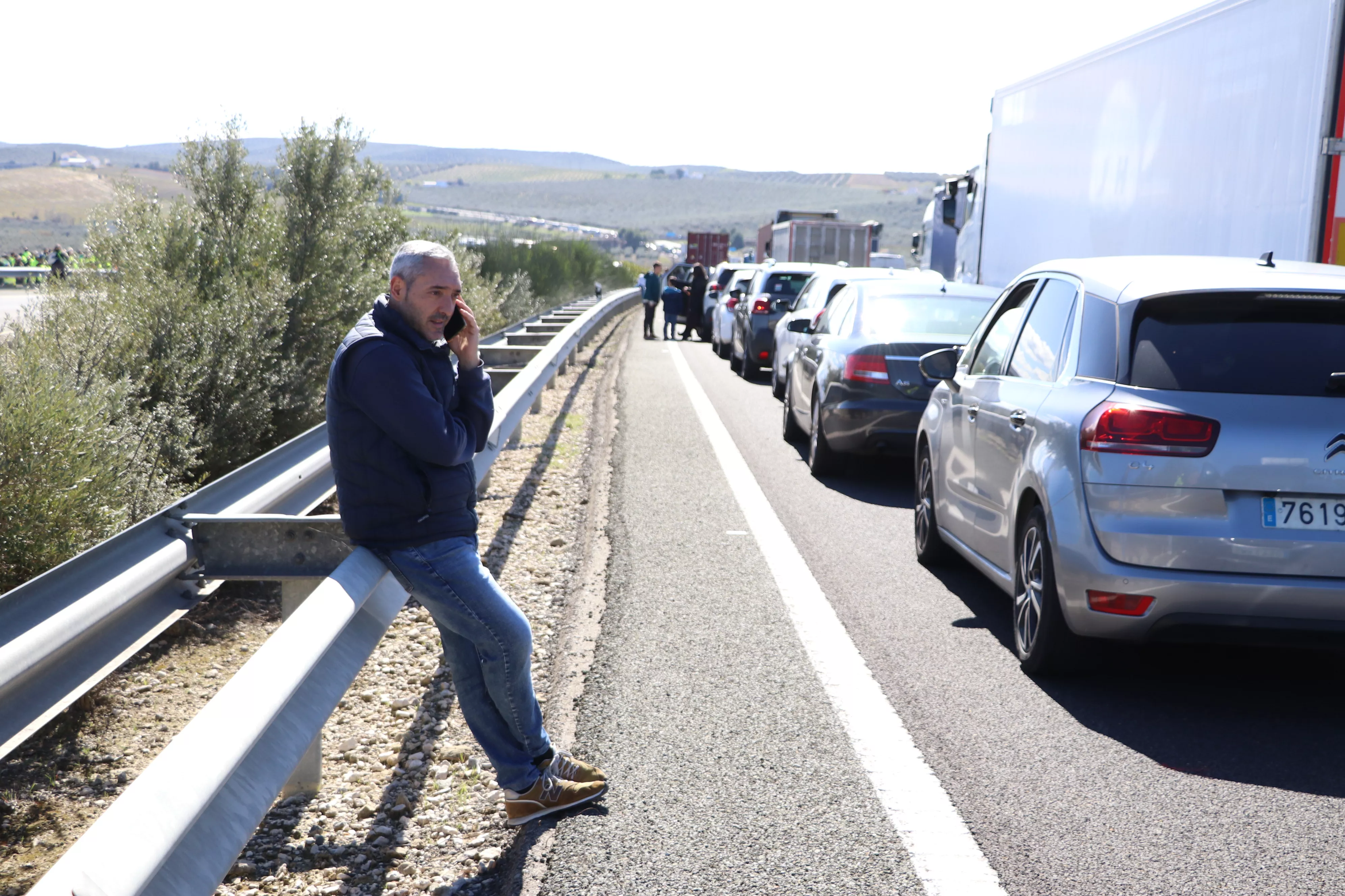 Los agricultores cortan la A45 en Lucena