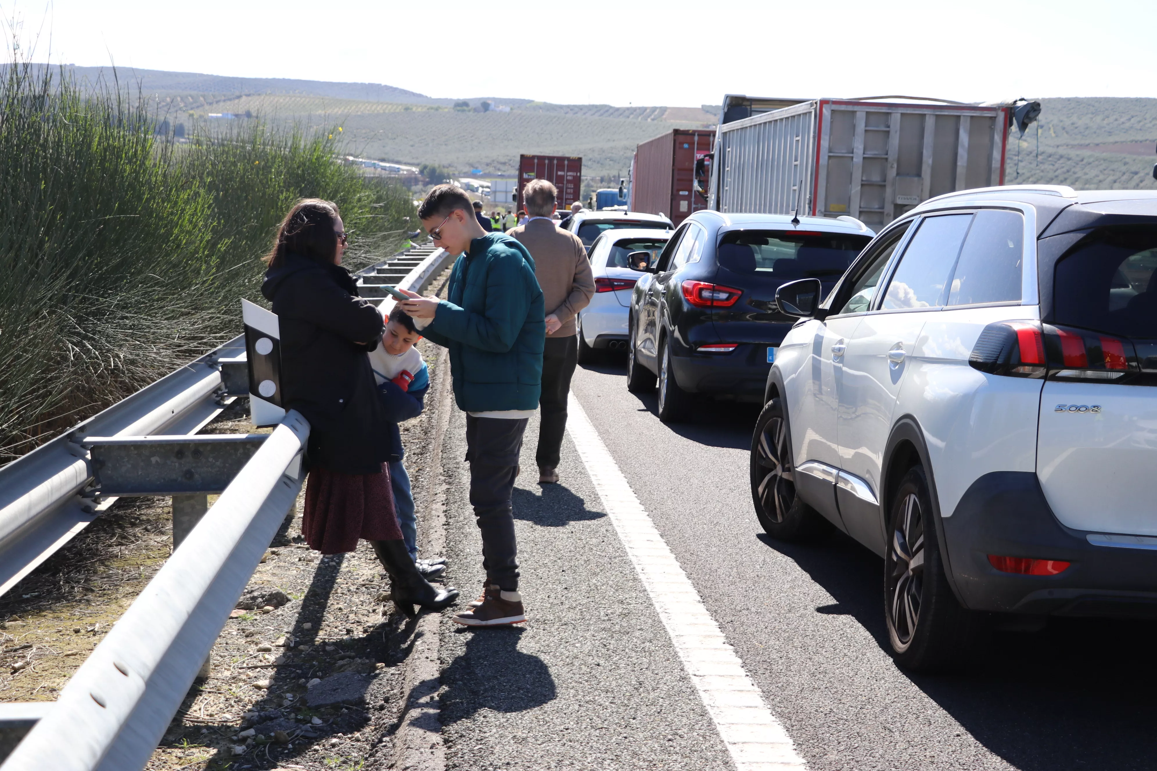 Los agricultores cortan la A45 en Lucena