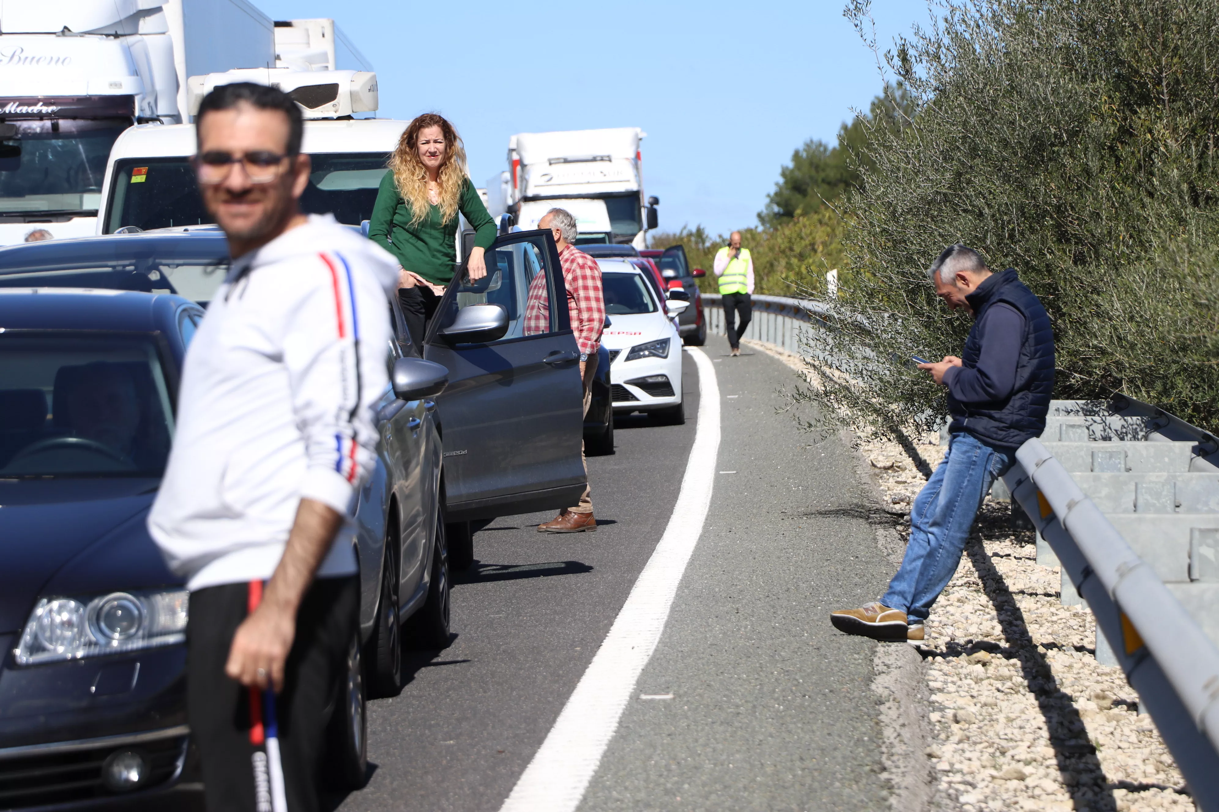 Los agricultores cortan la A45 en Lucena