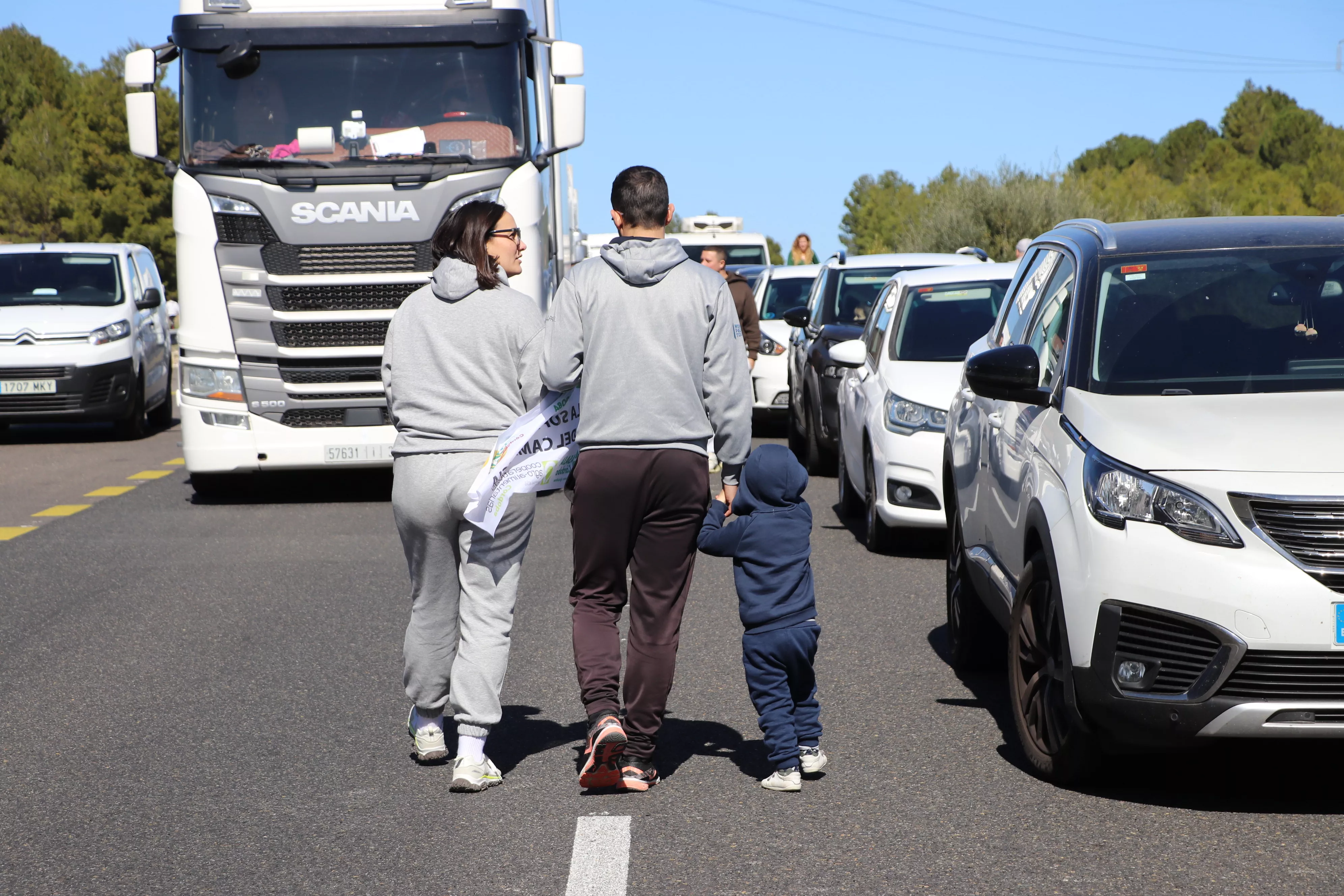 Los agricultores cortan la A45 en Lucena