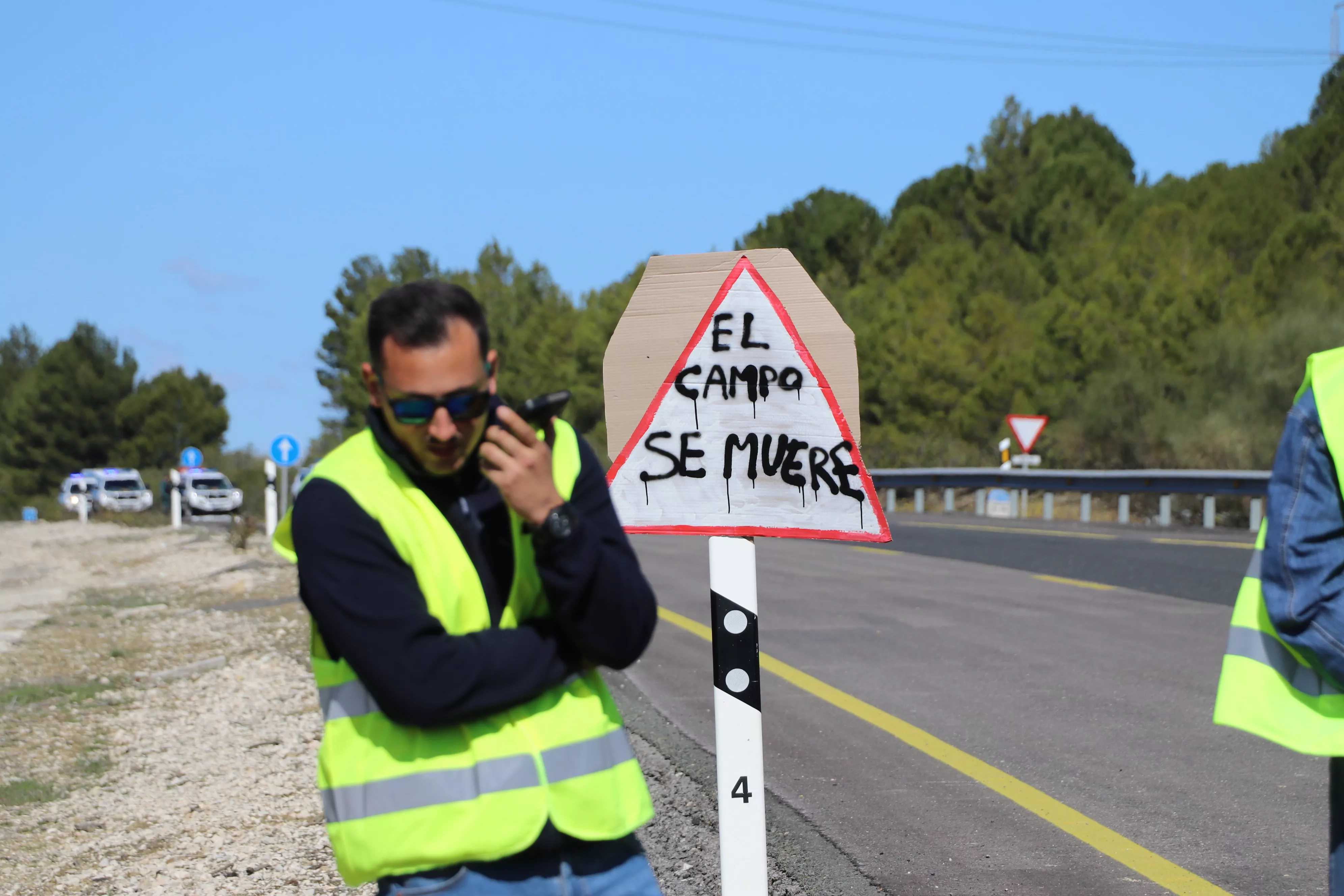 Los agricultores cortan la A45 en Lucena