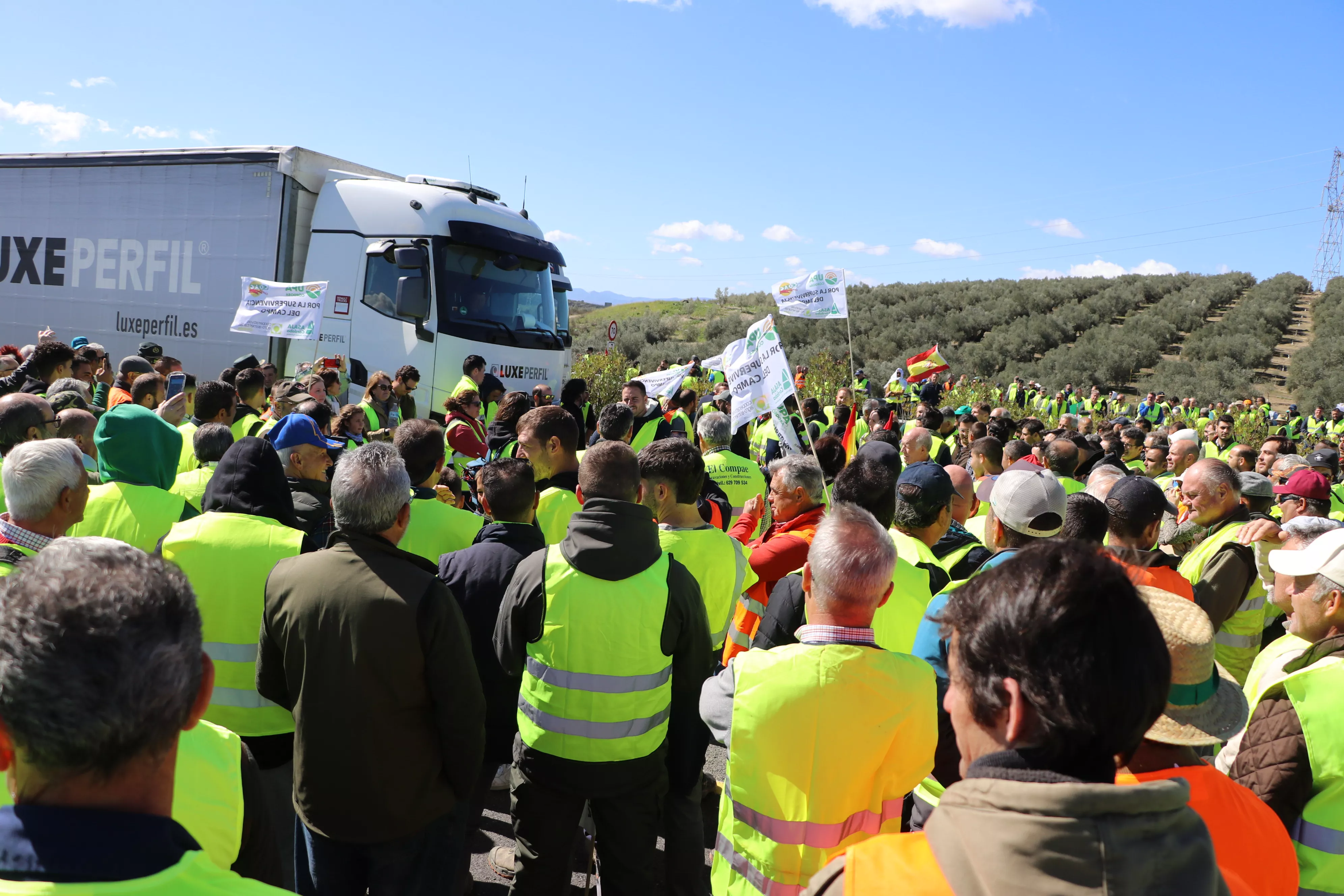 Los agricultores cortan la A45 en Lucena