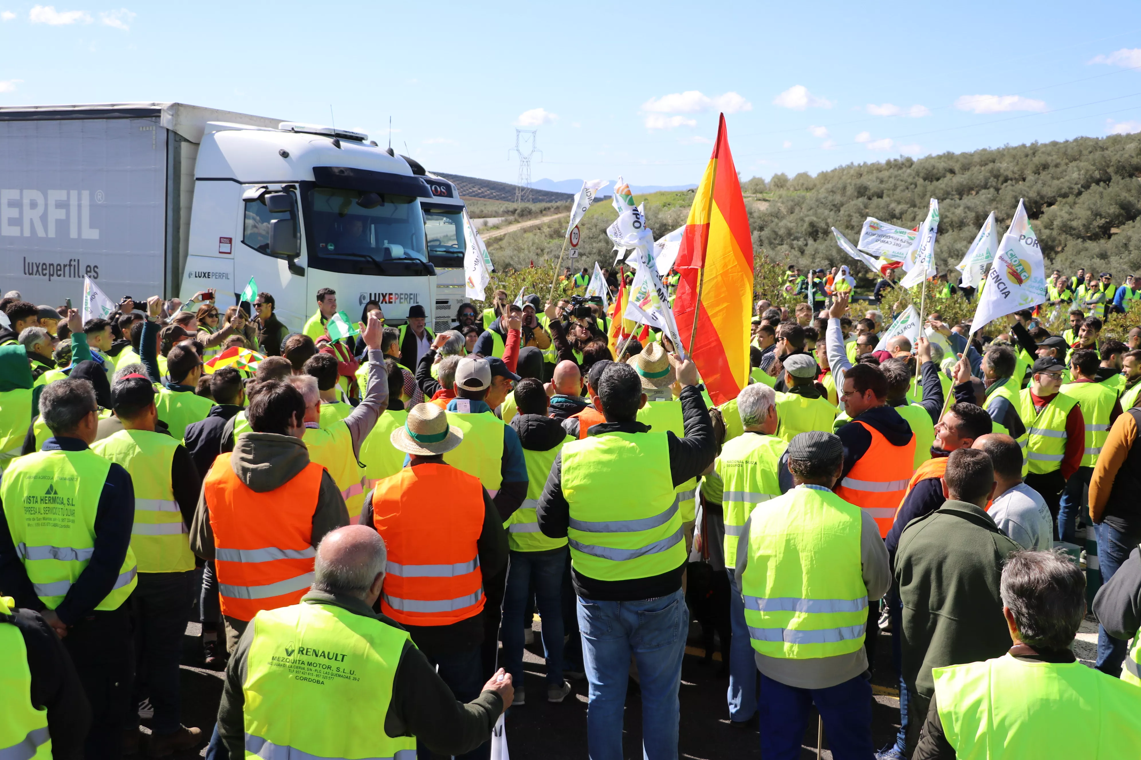 Los agricultores cortan la A45 en Lucena