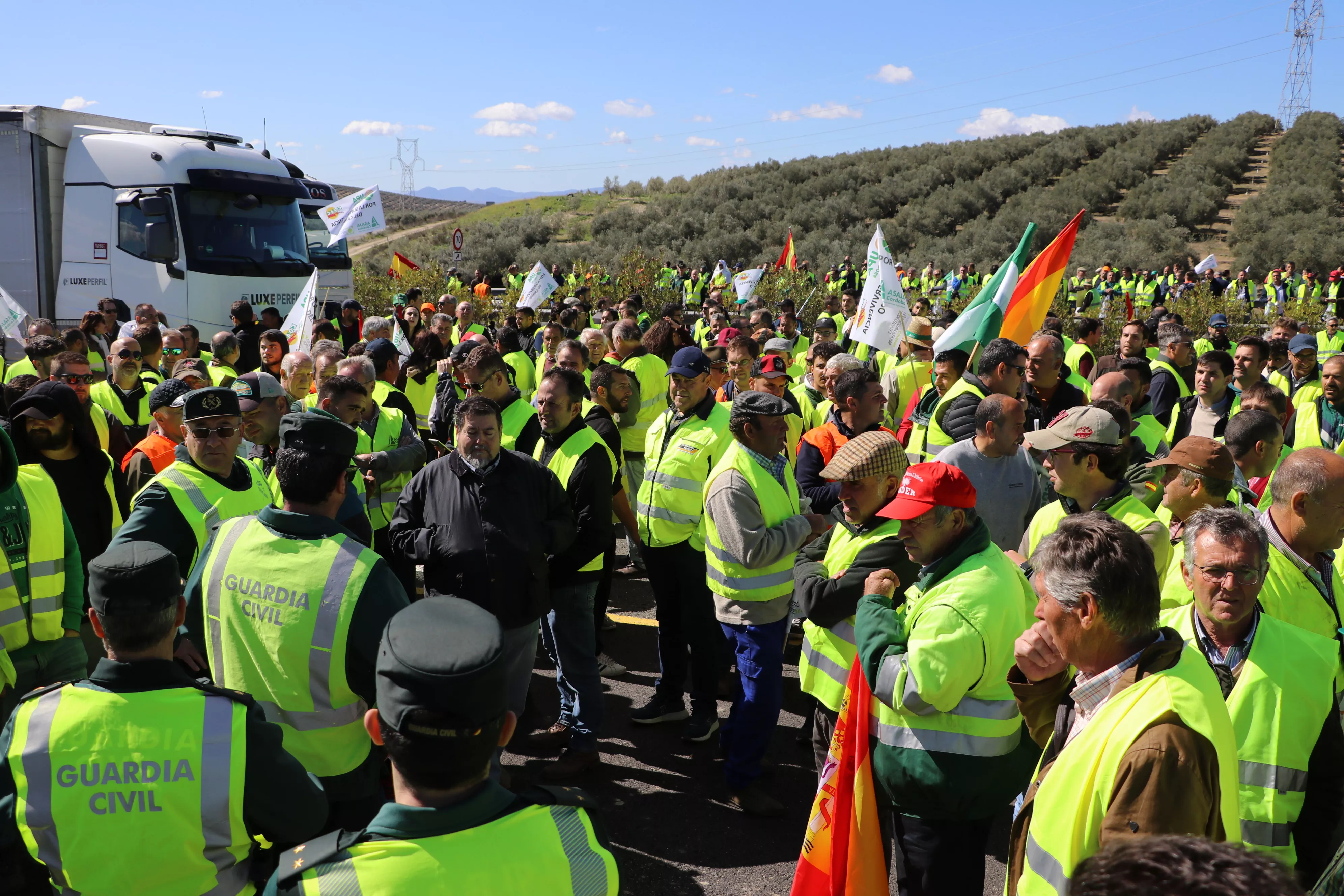 Los agricultores cortan la A45 en Lucena