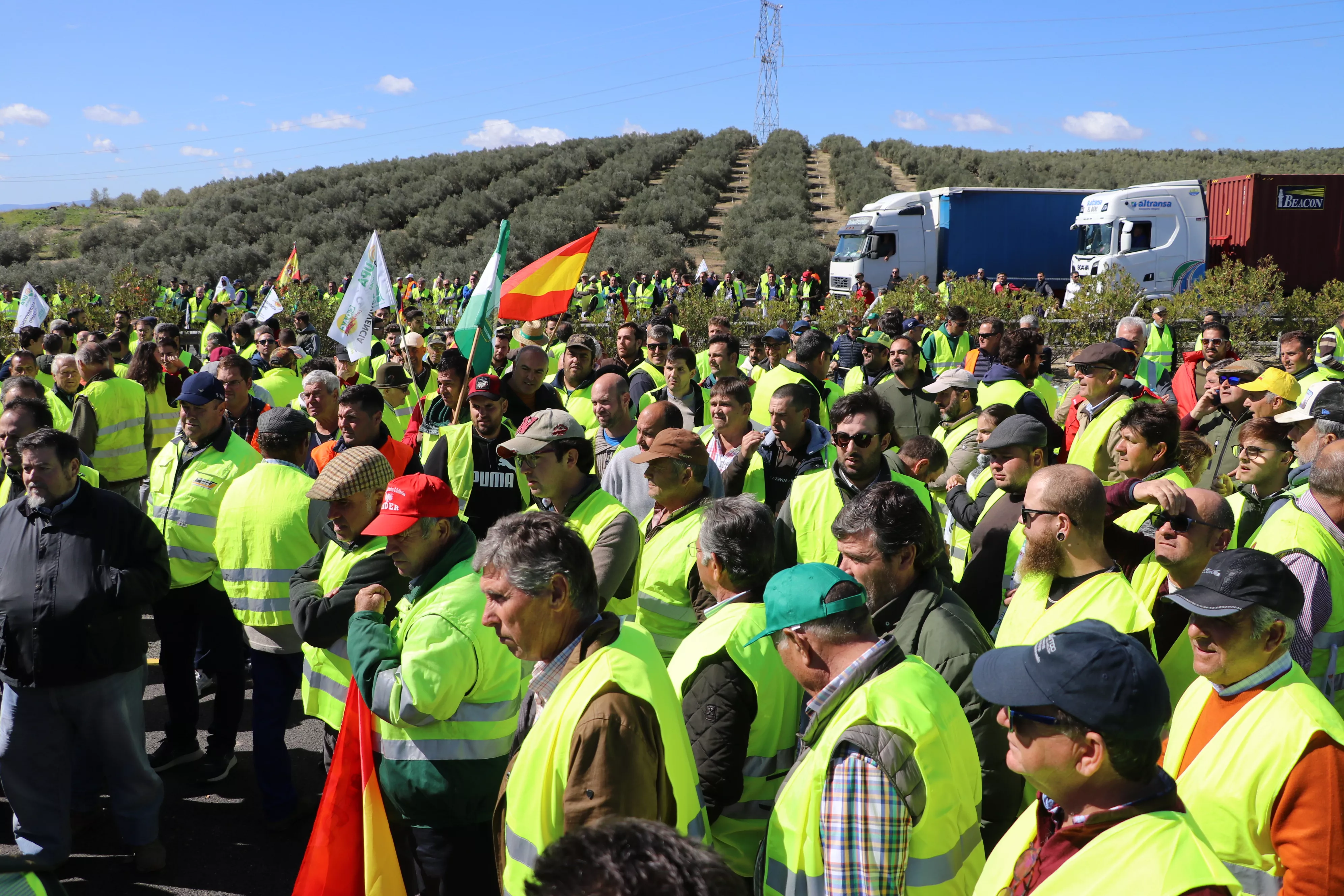 Los agricultores cortan la A45 en Lucena