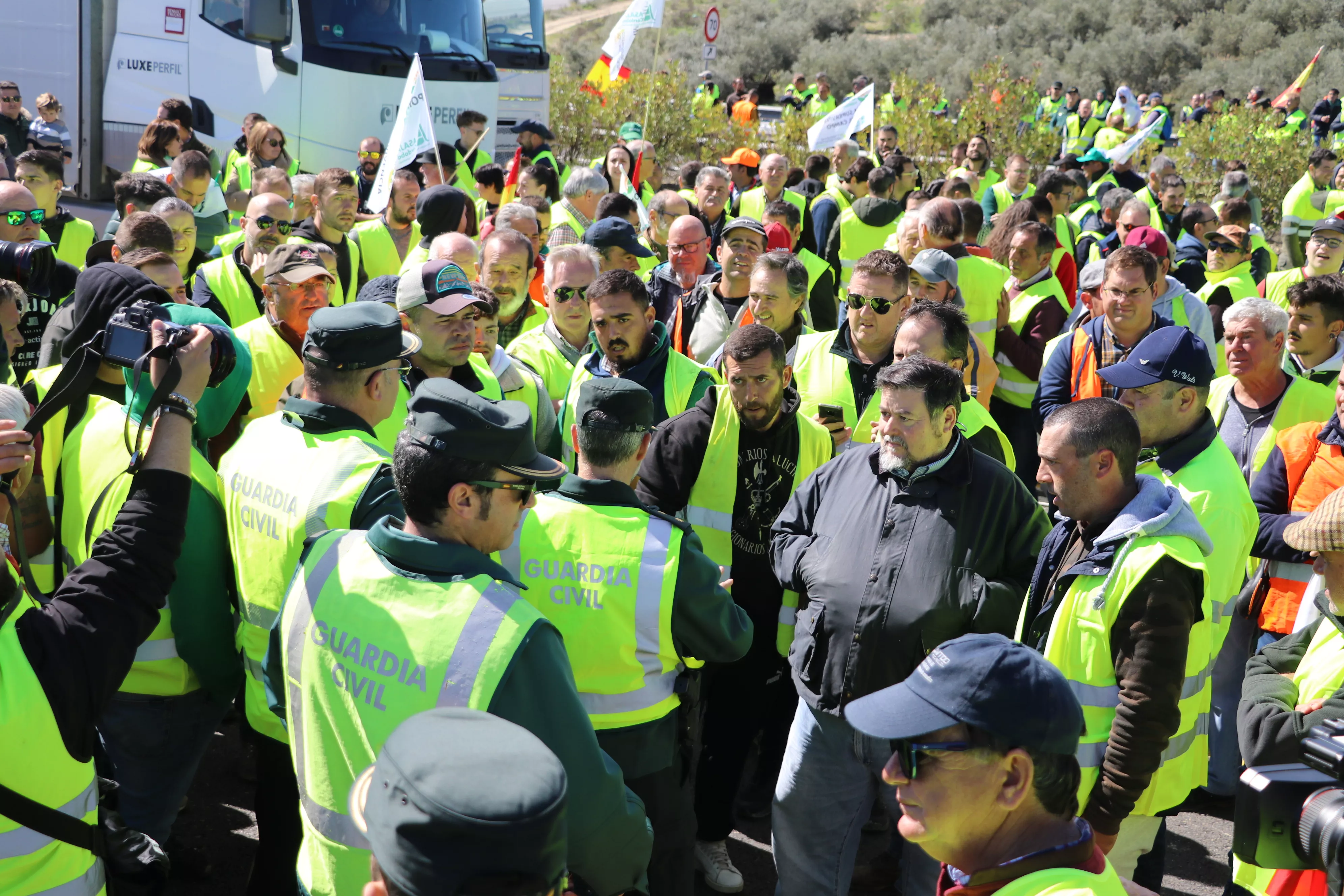 Los agricultores cortan la A45 en Lucena