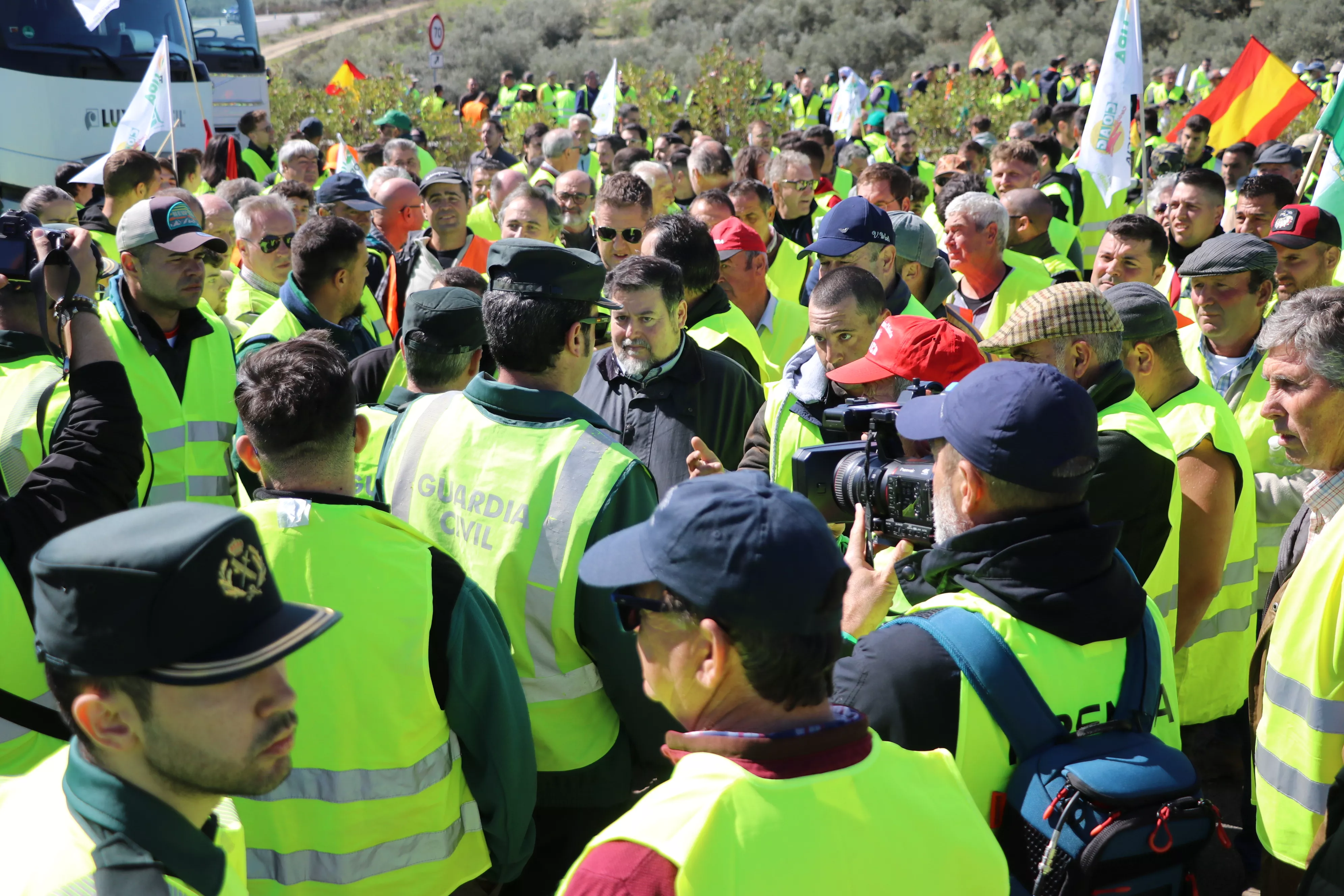 Los agricultores cortan la A45 en Lucena