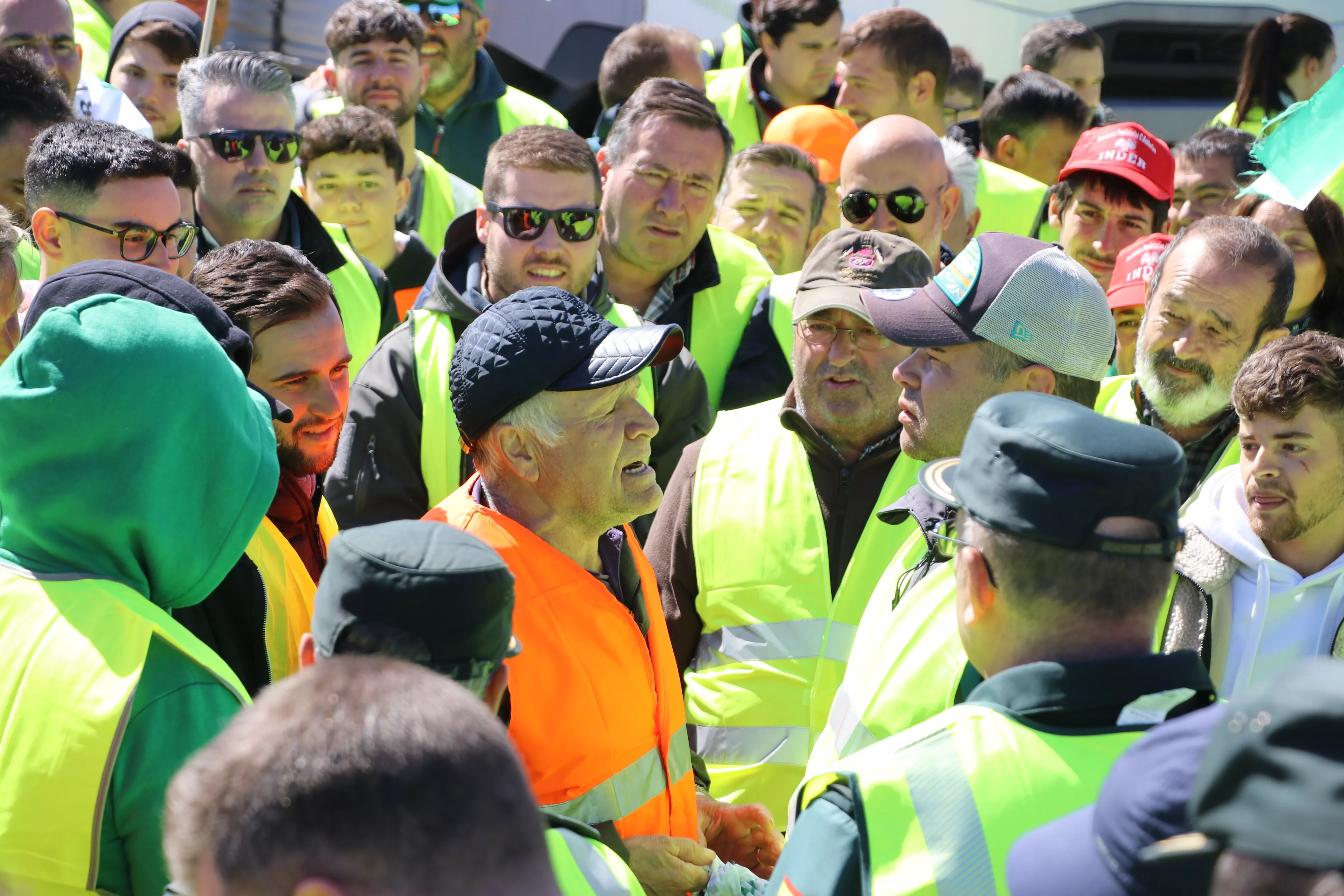 Los agricultores cortan la A45 en Lucena