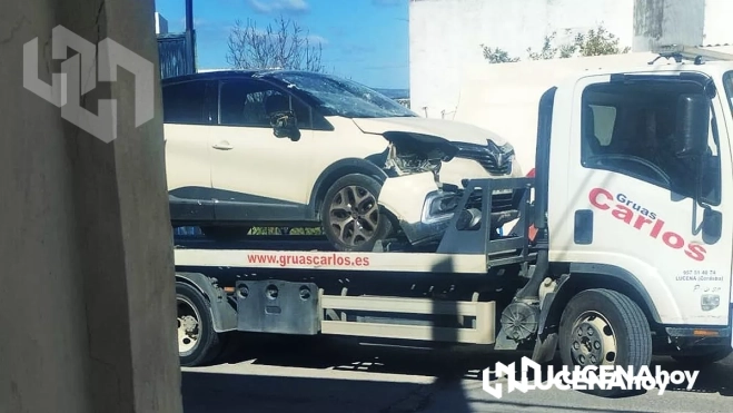 El vehículo siniestrado es retirado por la grúa El vehículo siniestrado es retirado por la grúa