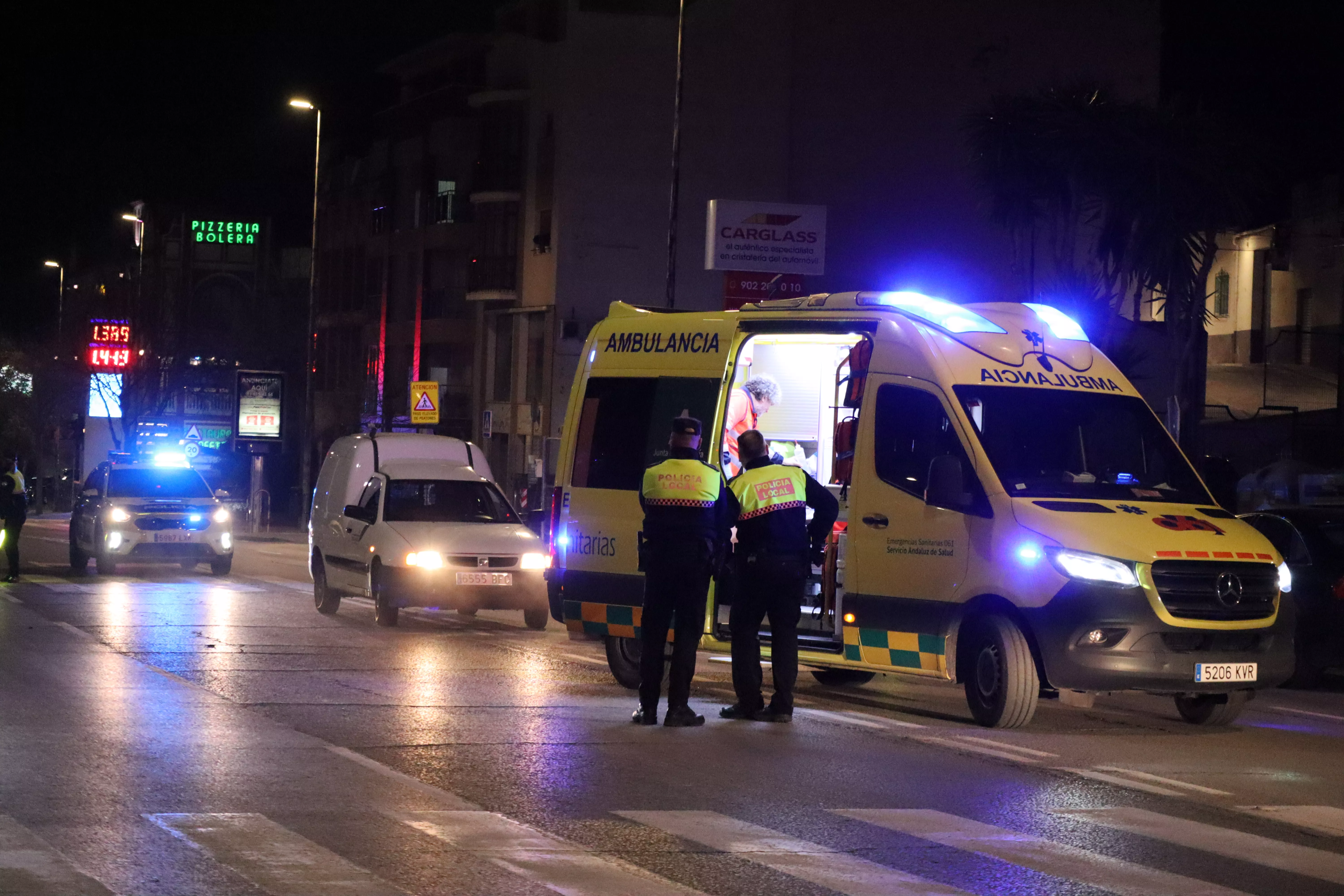 Sanitarios, policía local y servicios operativos municipales en el lugar del accidente