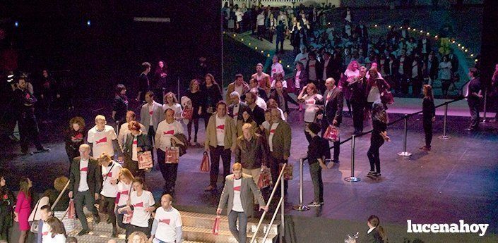  El público entrando por segunda vez en el interior del auditorio desde el foro exterior y a través del escenario dual 