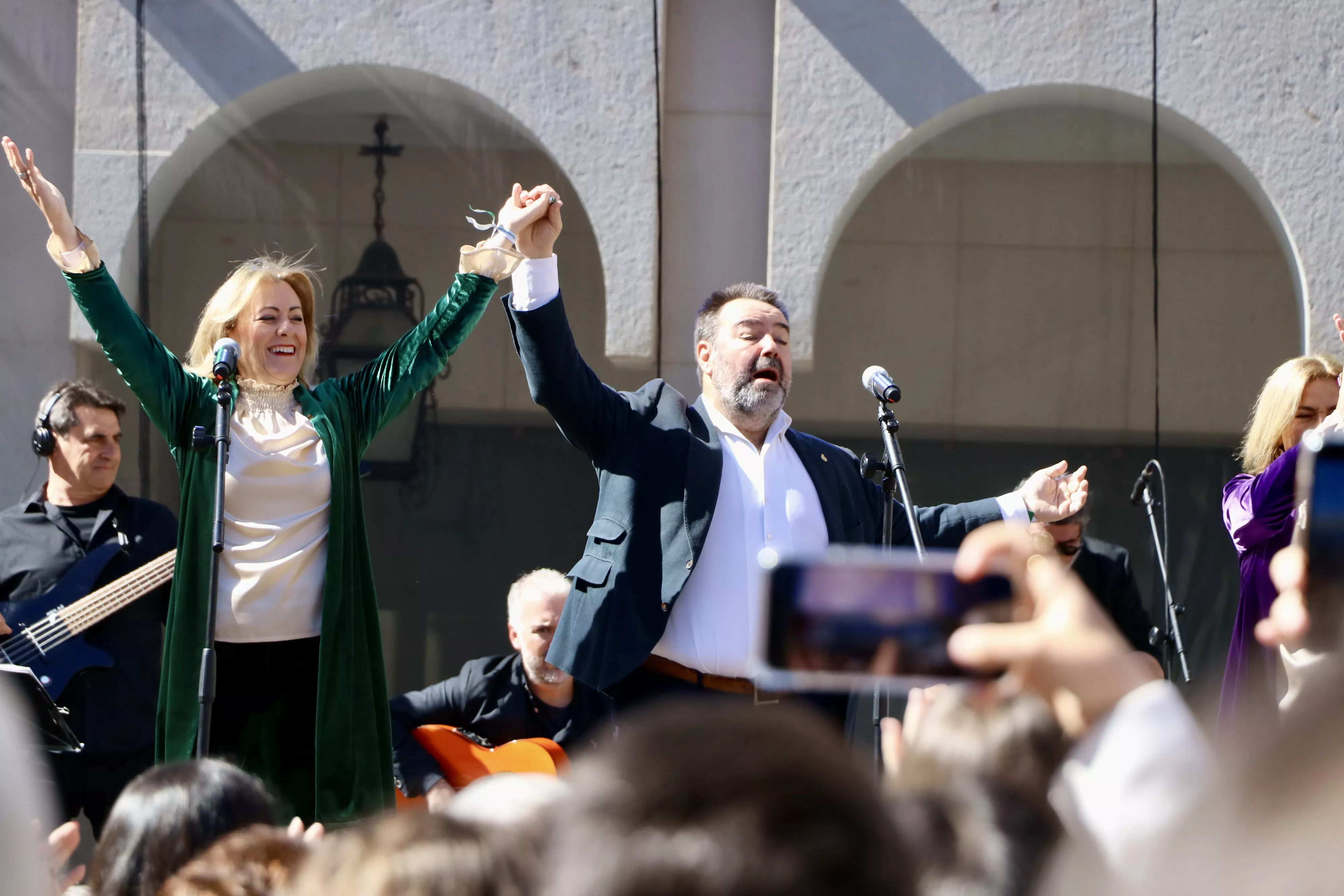 Día de Andalucía en Lucena:  Concierto de 'Siempre Así' en la Plaza Nueva