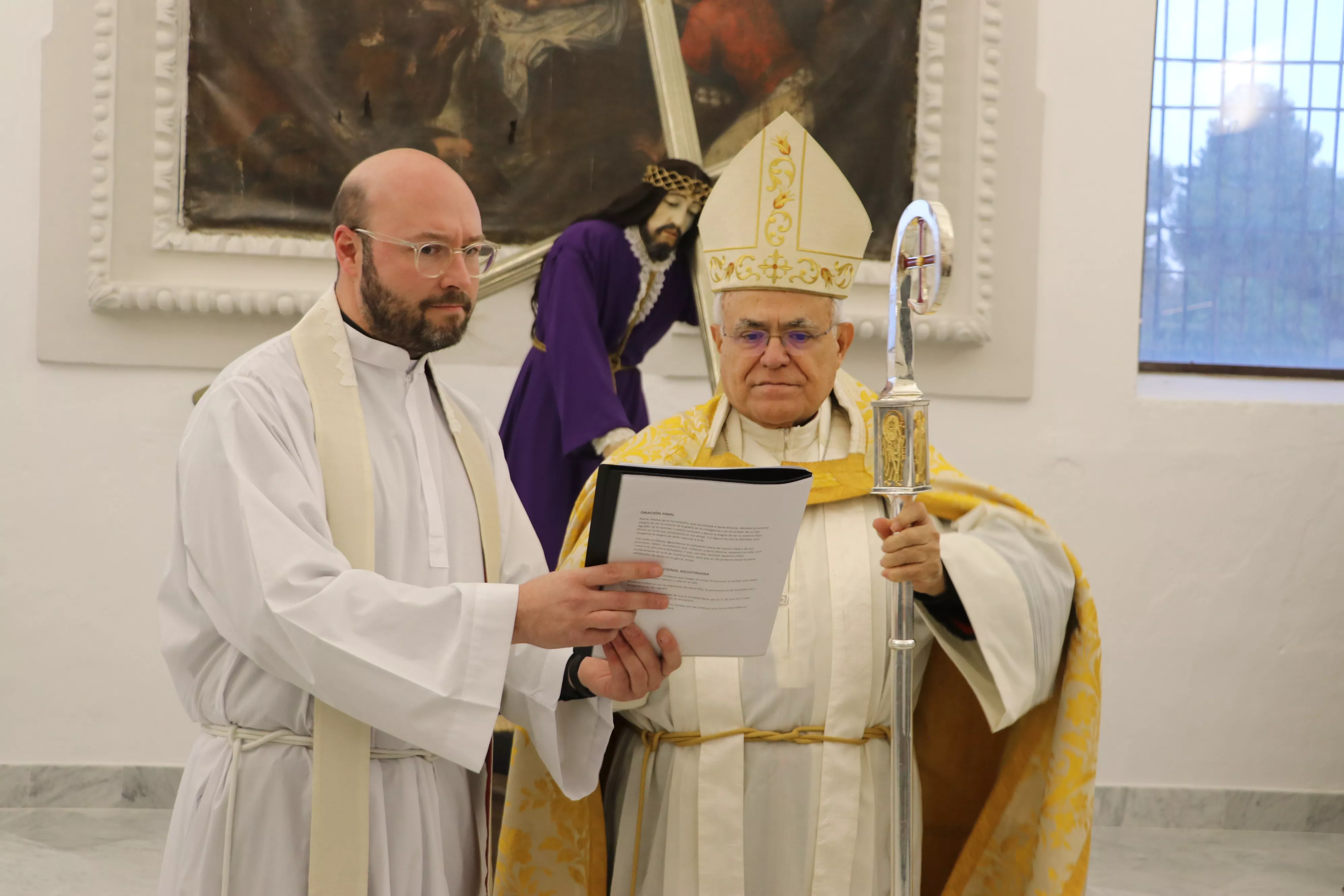 Monseñor Demetrio González bendice el nuevo coro del templo de El Carmen junto al párroco, Eugenio Bujalance