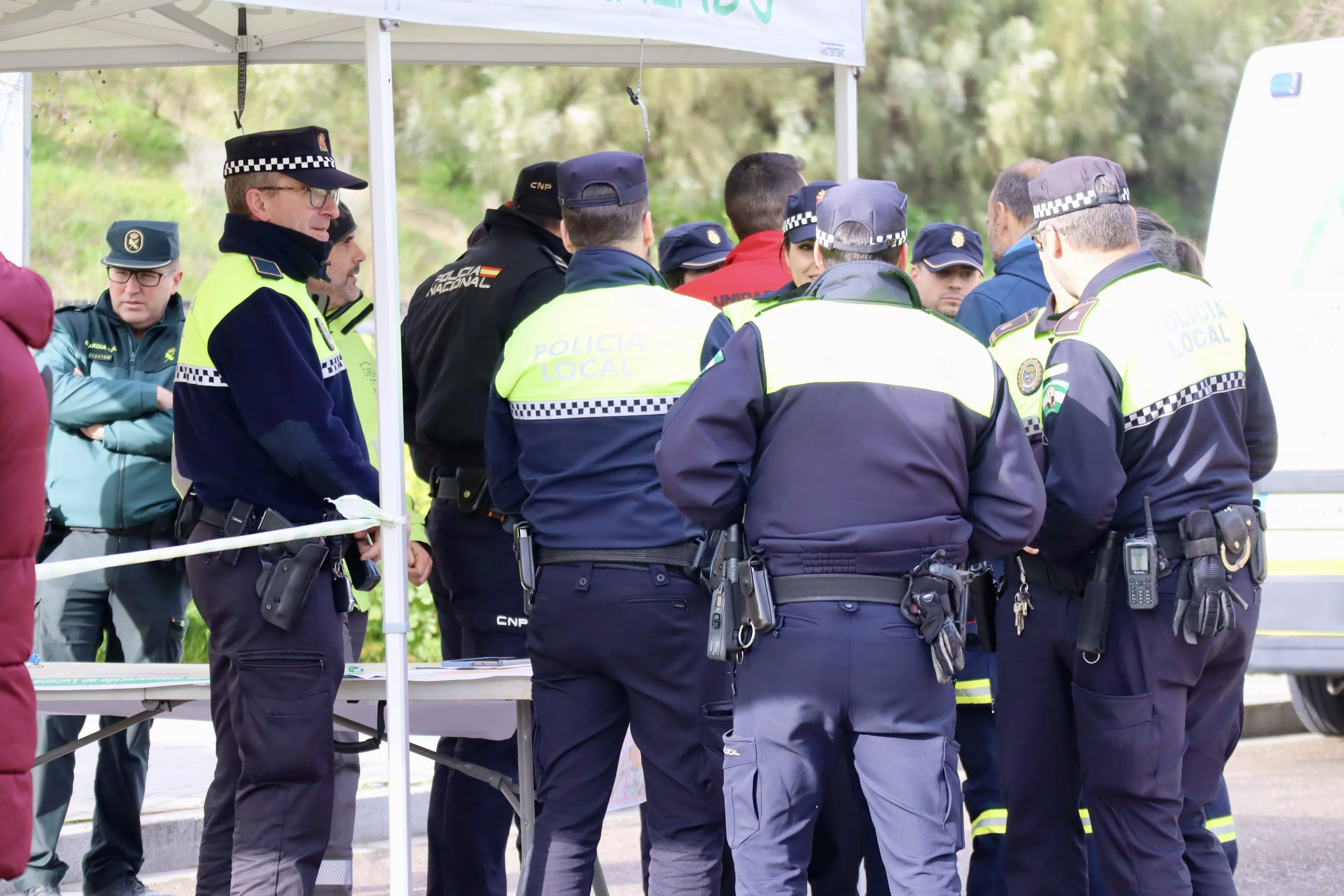 Agentes de distintos cuerpos de seguridad durante la segunda jornada de búsqueda del hombre desaparecido en Lucena