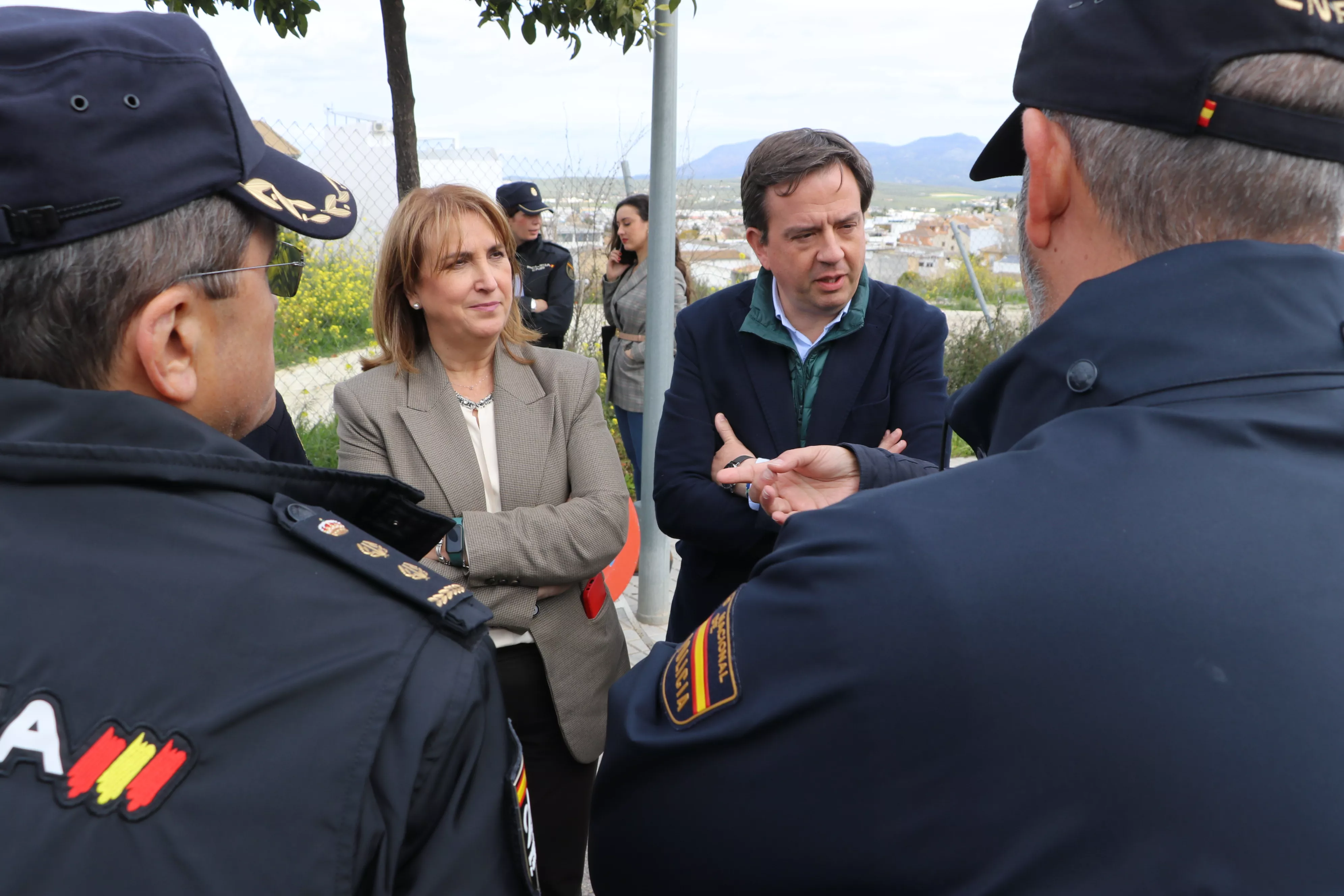 La Subdelegada del Gobierno junto al alcalde de Lucena y mandos policiales durante la visita al puesto avanzado de control del operativo desplegado hoy en Lucena para buscar a Pedro Mayorgas