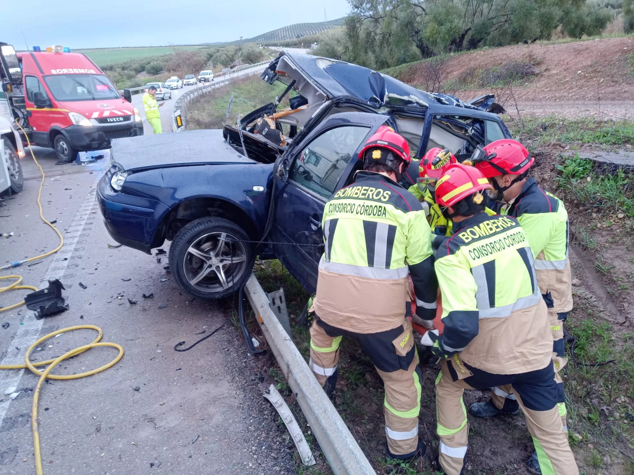 Los bomberos trabajan en la excarcelación del conductor de un turismo accidentado en la A318. Archivo