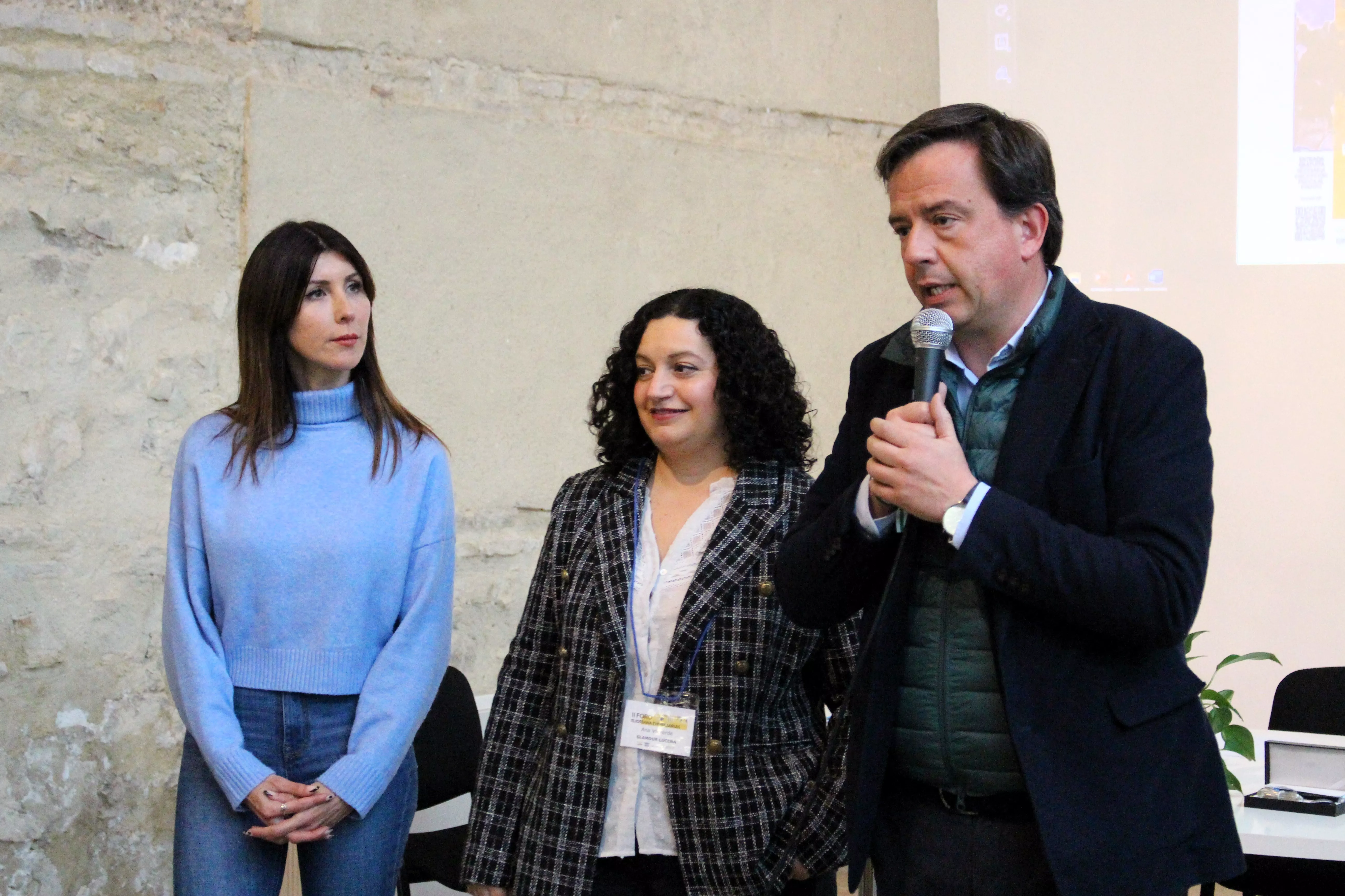 El alcalde de Lucena, Aurelio Fernández, ha abierto este foto junto a Sierri Tienda y Ana Valverde