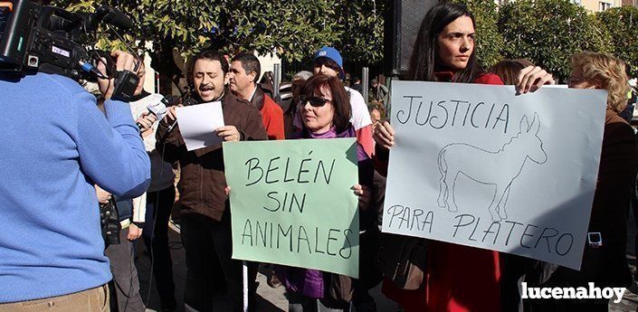  Un centenar de personas toman parte en la concentración para pedir la retirada de animales del Belén (fotos) 