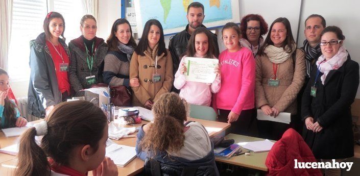  El colegio Virgen del Valle recibe un premio por su implicación en la campaña "Recicla y Adorna tu Navidad" 