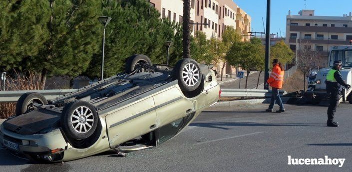  El conductor de un vehículo pierde el control y vuelca en la rotonda de Las Vegas (fotos) 