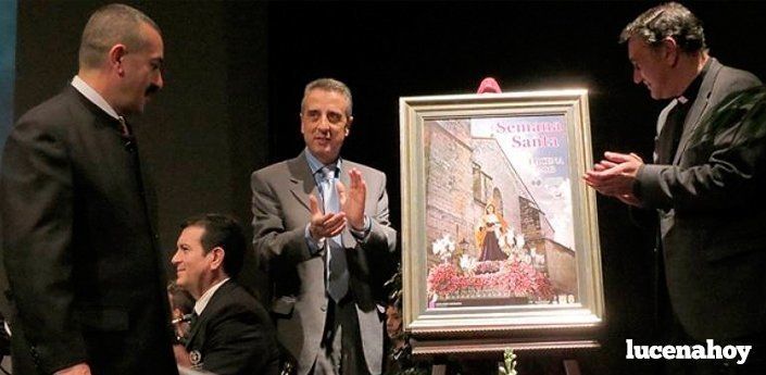  Juan Pérez, durante la presentación del cartel de Semana Santa 2013, del que también fue autor. Archivo LucenaHoy 